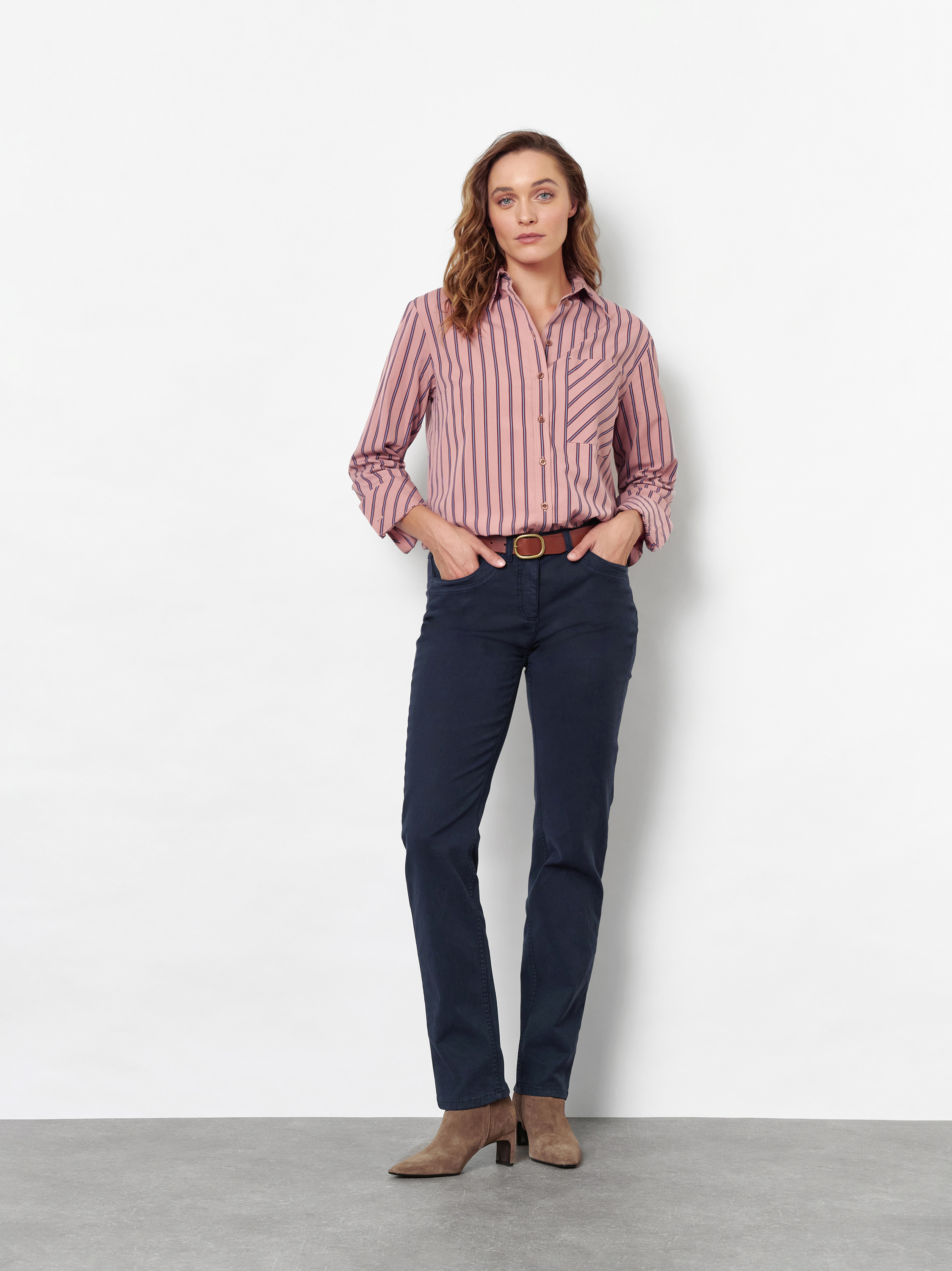 Damenhose Perfect Shape in Dark Blue, Softe Twillhose mit perfekter Passform, Outfitansicht am Model