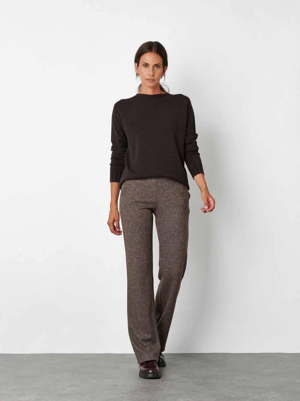 Womens trousers Jenny Wide in Brown, wide leg trousers in a melange look, front view worn by model