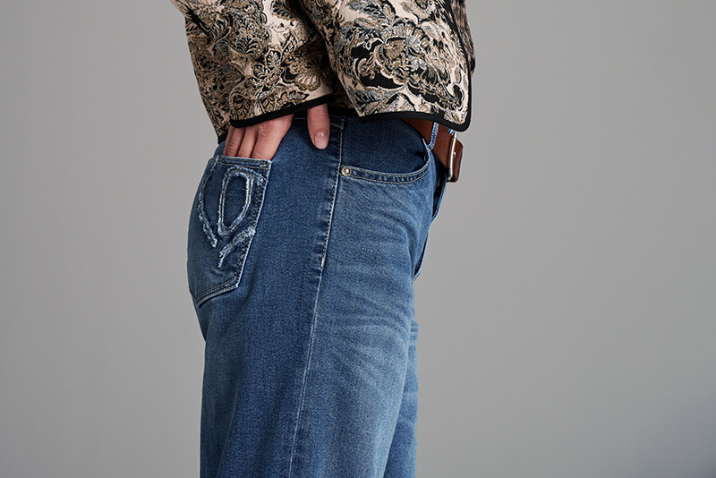 Fragen? Antworten finden Sie hier – TONI FAQ Detailaufnahme einer Jeans mit TONI-typischem Taschenstitching – Visual zur FAQ-Seite.