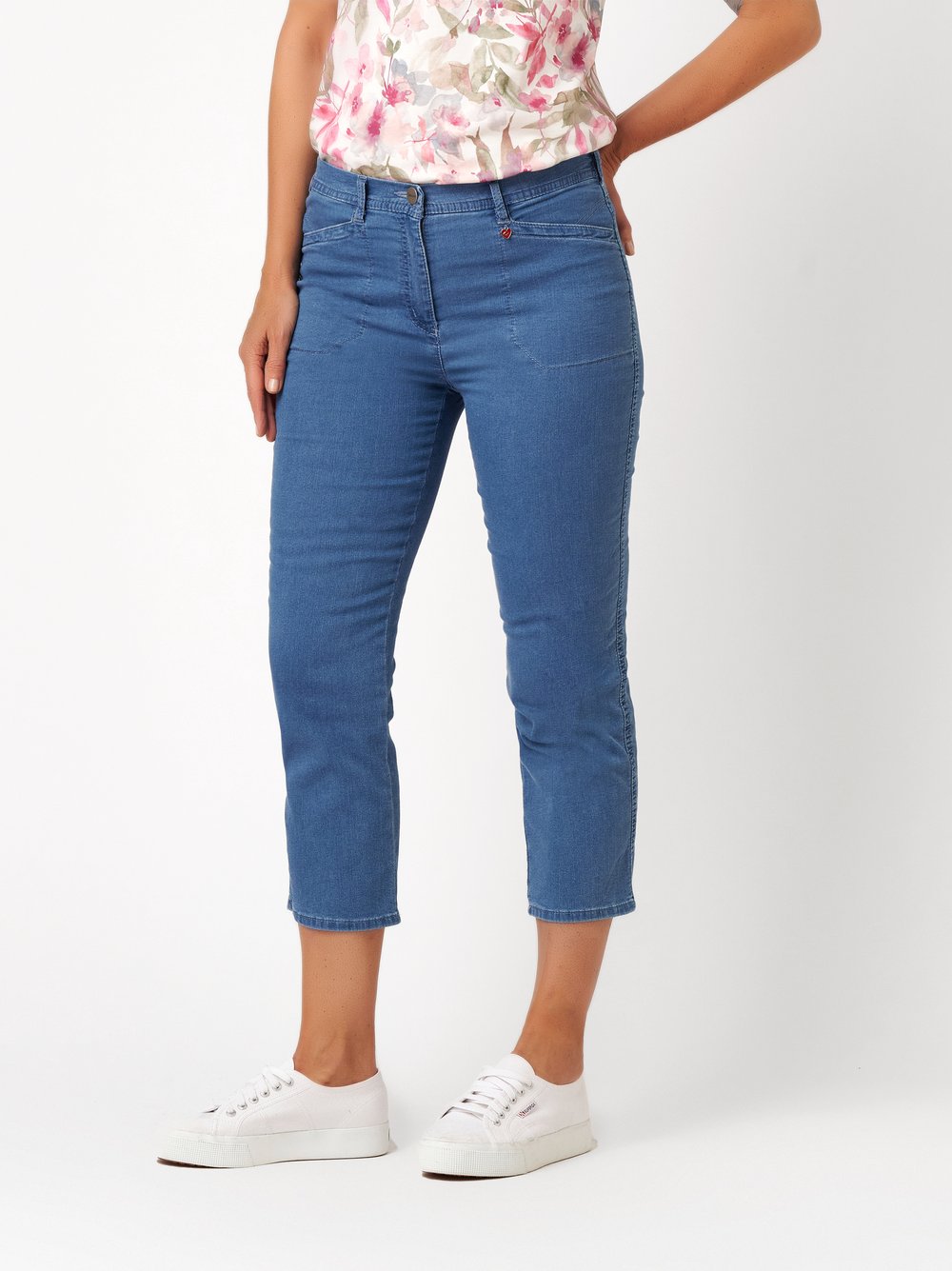 Womens trousers Meine beste Freundin 3/4 in blue, cropped trousers with welt pockets, front view worn by model