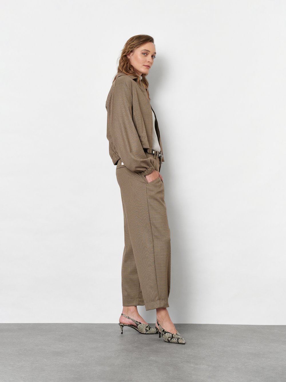Damenhose Elli Barrel in Camel, barrel-Fit Hose mit feinem Pepitamuster, Frontansicht am Model getragen
