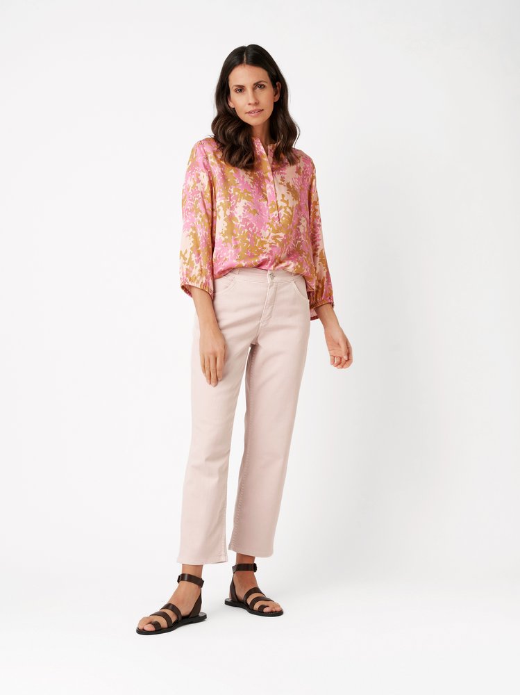 Damenjeans Liv 7/8 in rose, 7/8-Jeans mit Bunddetail, Outfitansicht am Model