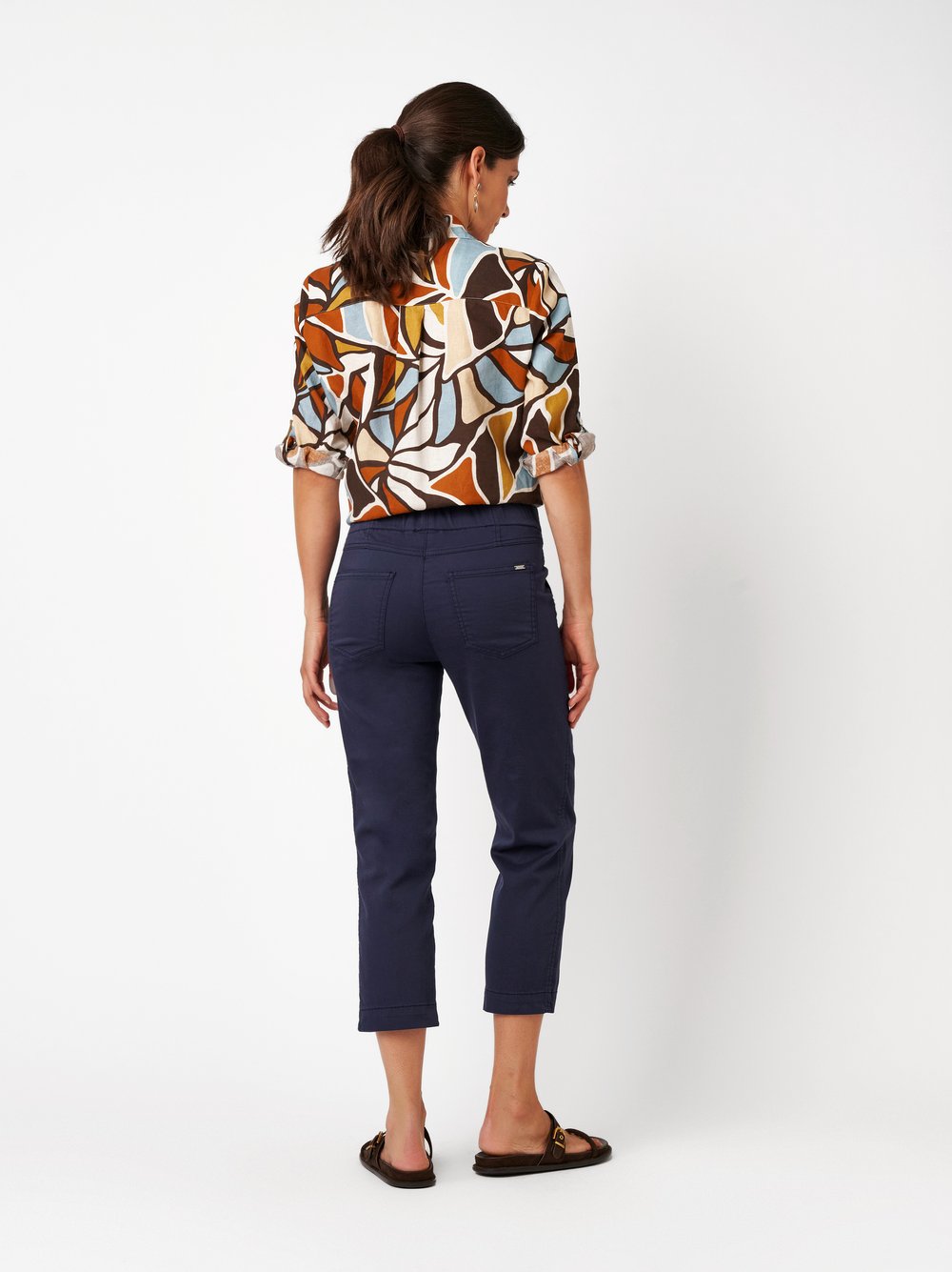 Damenhose Sue 3/4 in dark blue, Luftige 3/4-Jogpants mit Teilungsnaehten, Rueckansicht am Model getragen