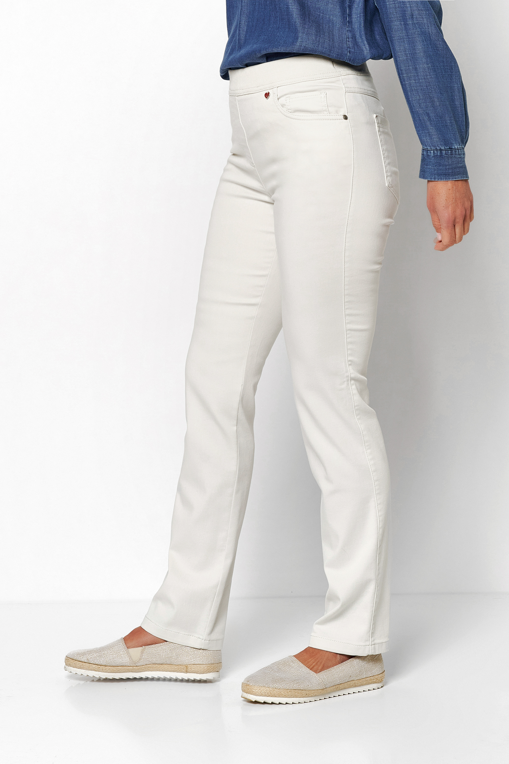 Damenhose My Darling Slim in light beige, 5-Pocket mit Jerseybund, Outfitansicht am Model