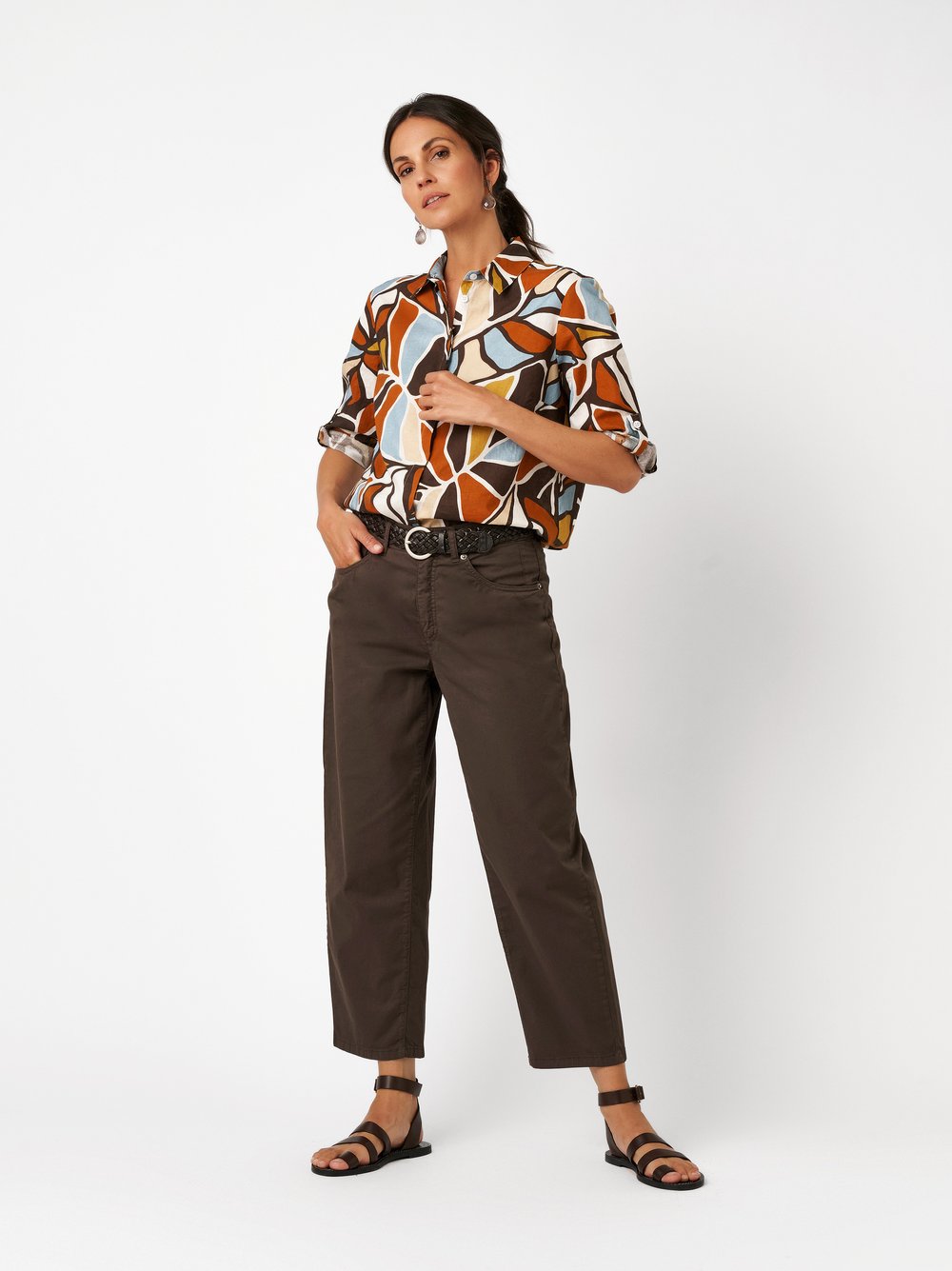 Damenhose Liv Barrel in dark brown, barrel-Fit Hose aus Sommertwill, Outfitansicht am Model