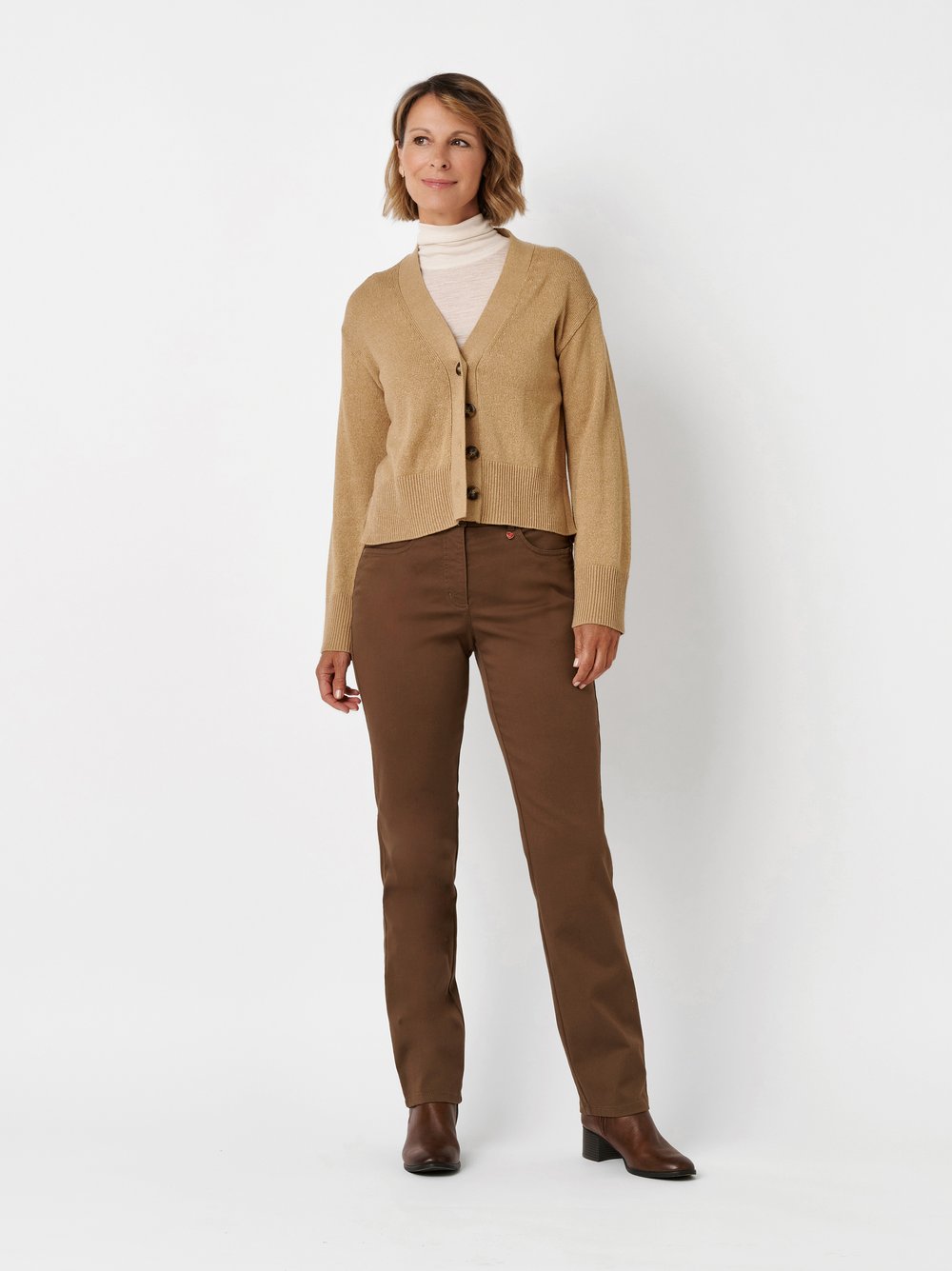 Damenhose My Beauty in Braun, basic-Hose mit bequemer Oberschenkelweite, Outfitansicht am Model