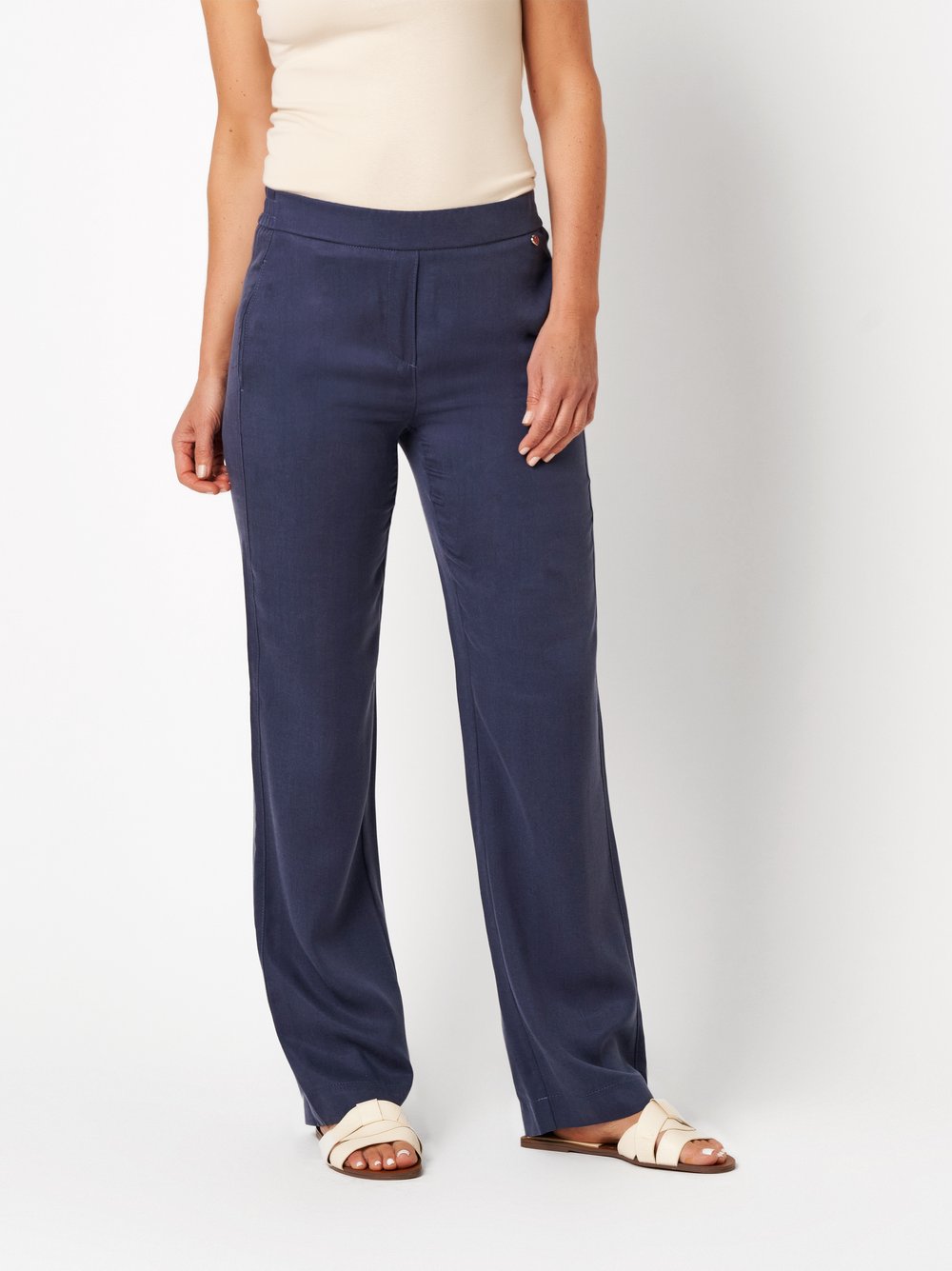 Damenhose Scarlet Wide in blue, Figurumspielende Buegelfaltenhose, Frontansicht am Model getragen