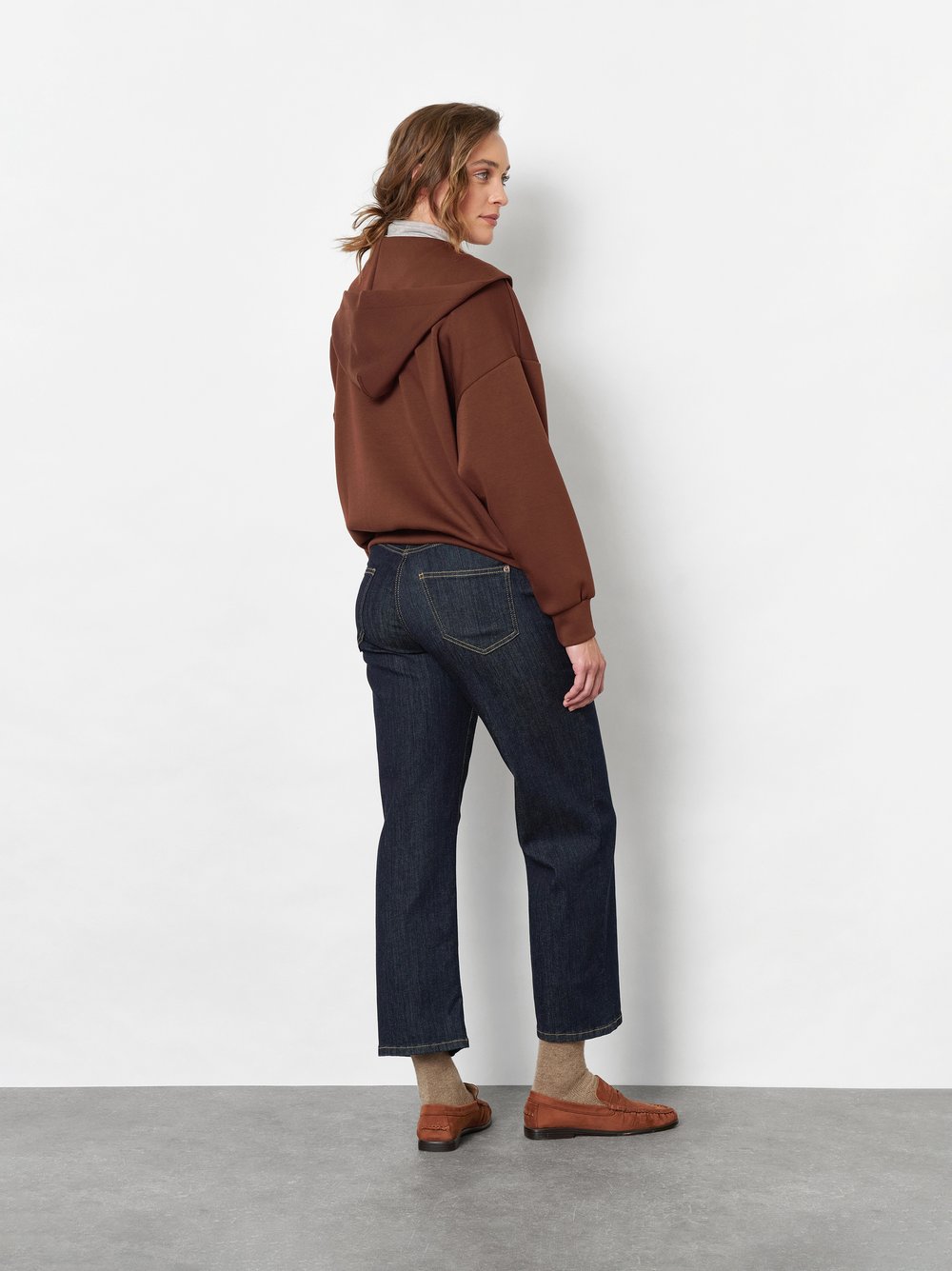 Damenjacke Emilia in Rostrot, hoodie-Jacke aus softem Scuba, Rueckansicht am Model getragen