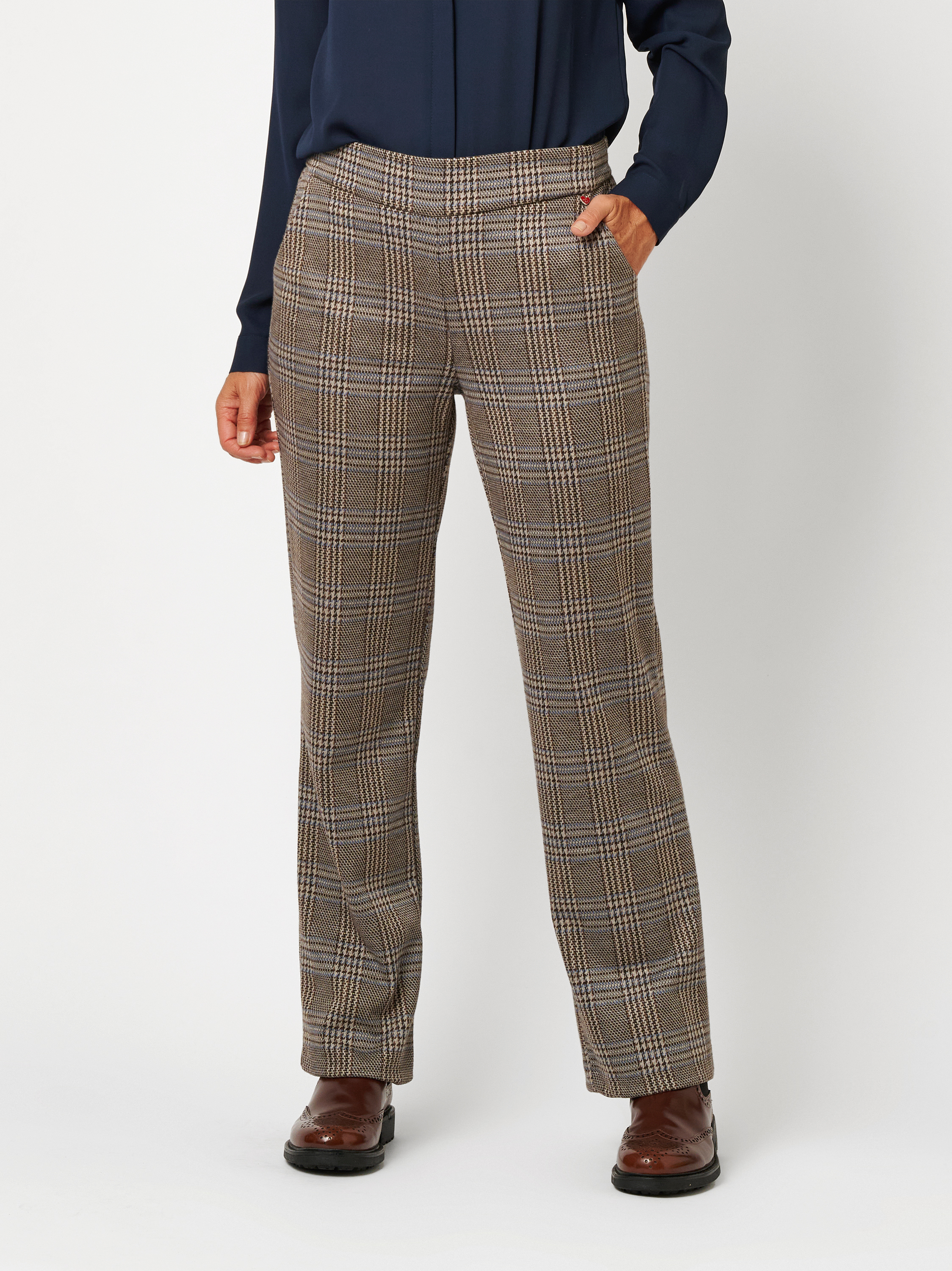 Damenhose Scarlet Wide in Braun, Weite Karohose, Frontansicht am Model getragen