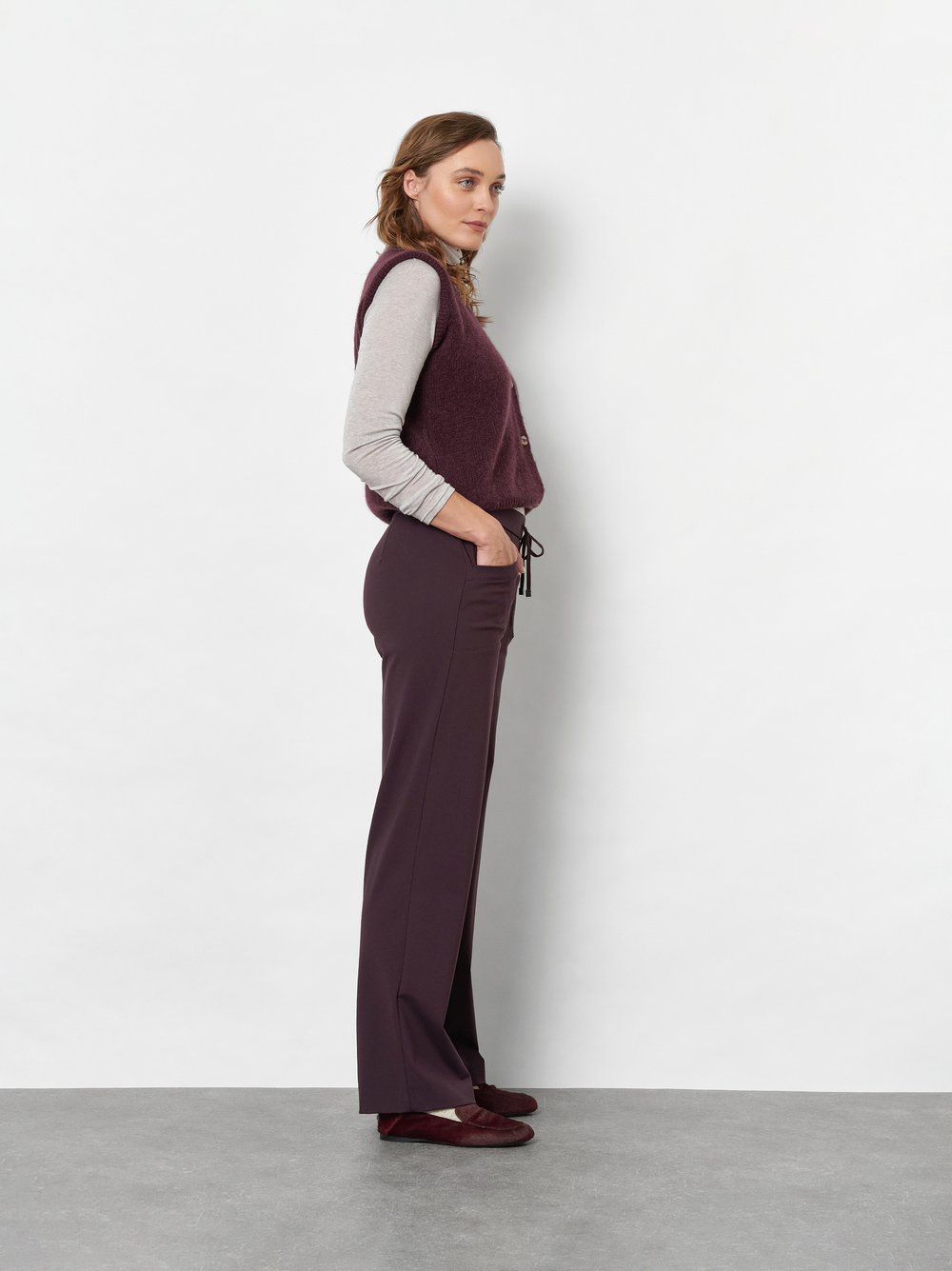 Damenhose Sue Wide in Bordeaux, wide-Leg Hose mit Tunnelzug, Frontansicht am Model getragen