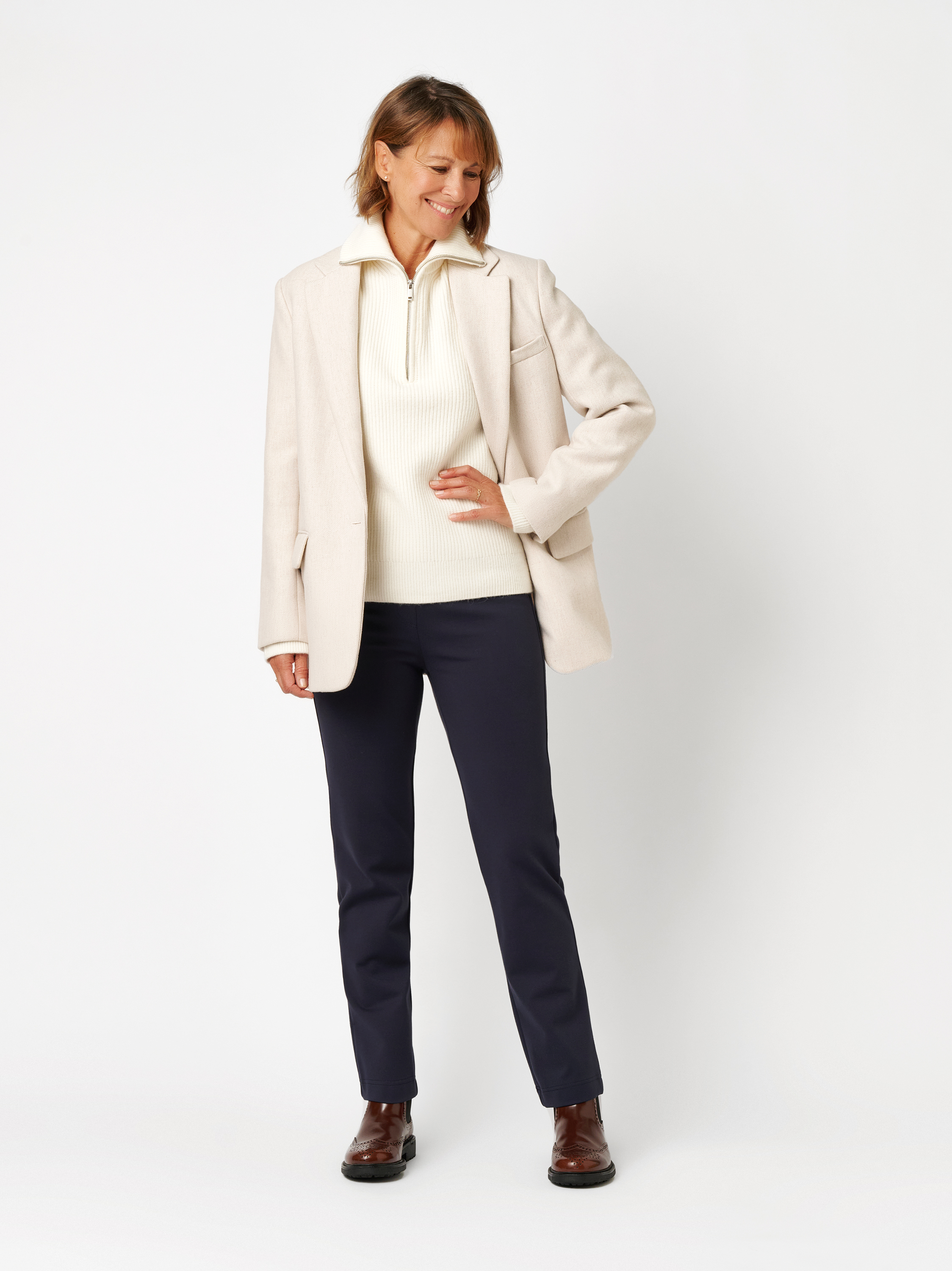 Damenhose Alice Slim in navy, Schlupfhose aus Jersey, Frontansicht am Model getragen