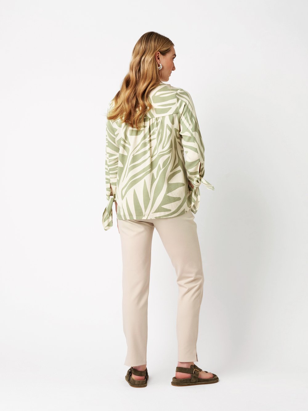 Damenbluse Anna in green / offwhite, Schlupfbluse mit kunstvollem Druck, Rueckansicht am Model getragen