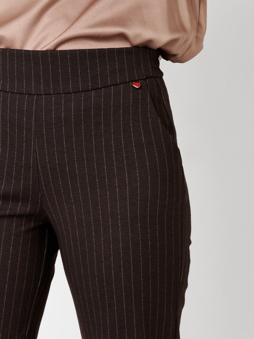 Damenhose Scarlet Wide in Dunkelbraun, Weite Nadelstreifenhose, Detailansicht