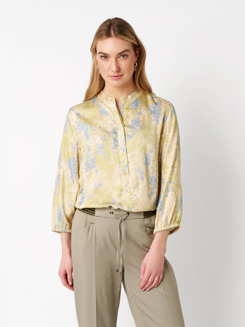 Damenbluse Alis in multicolour green, Schlupfbluse mit sommerlichem Print, Frontansicht am Model getragen