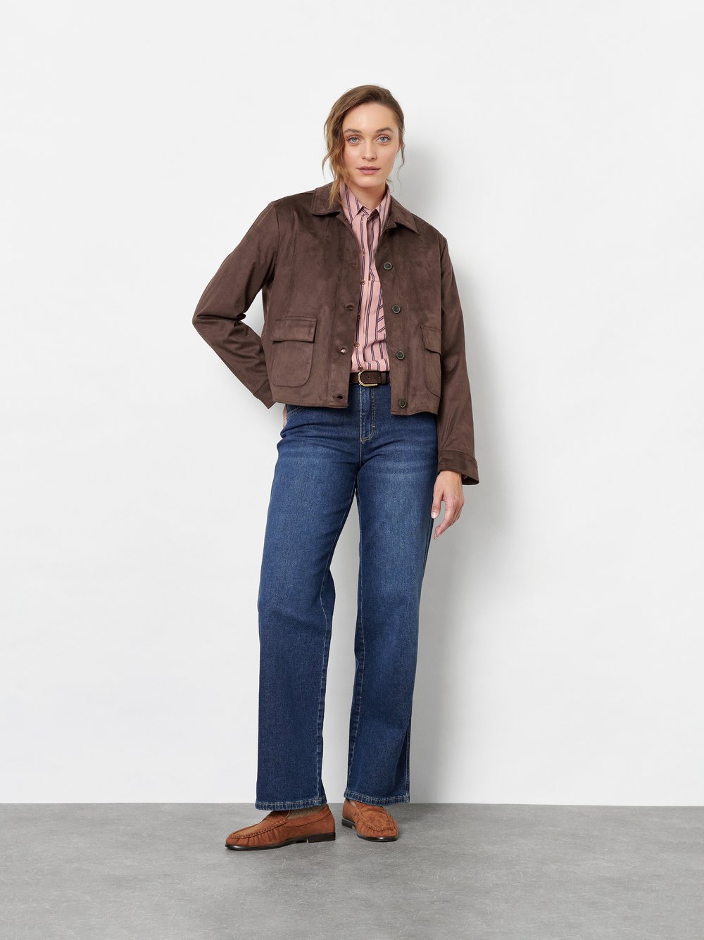 Damenjacke Jara in Dunkelbraun, boxy-Jacke in Velourslederoptik, Outfitansicht am Model