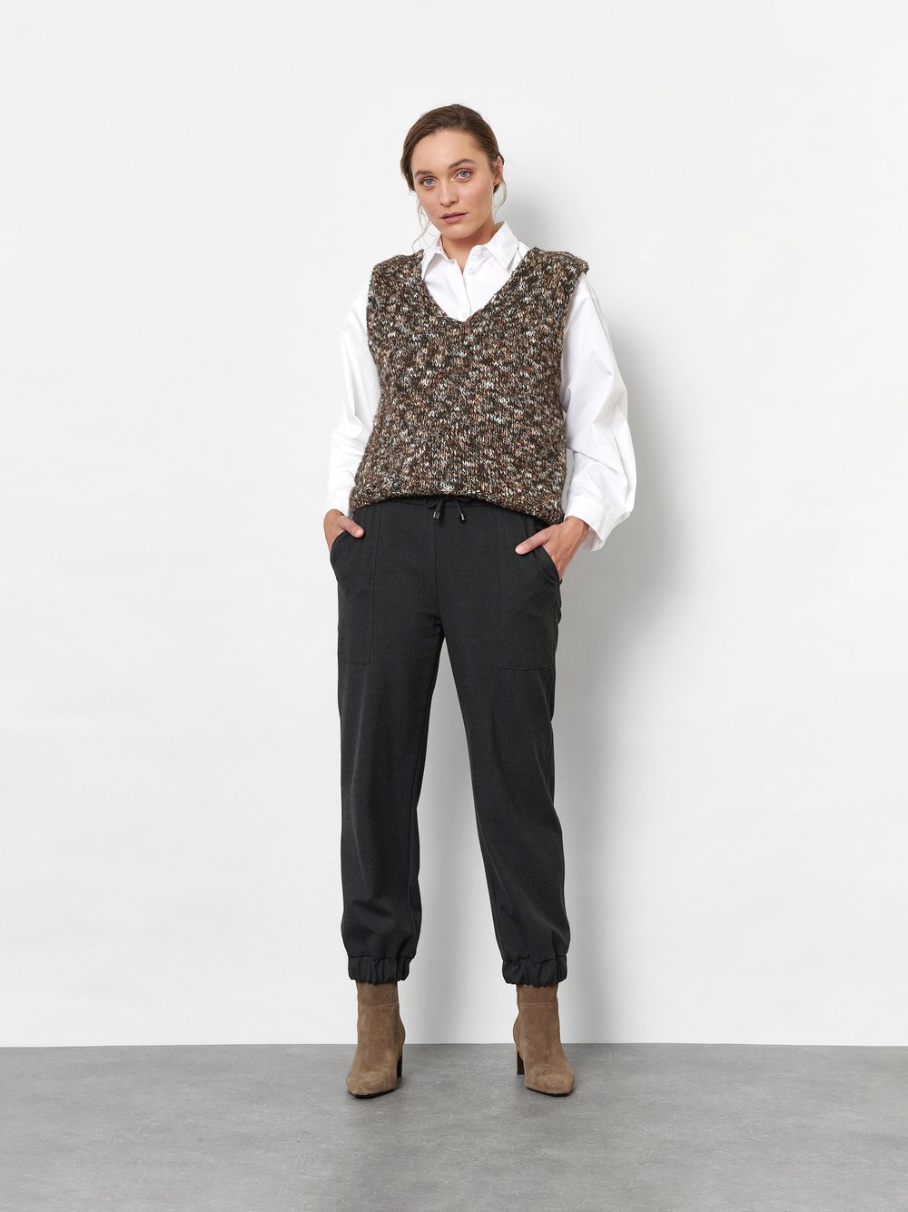 Damenhose Sue Jogpants in Anthrazit, Moderne Jogpants aus Gabardine, Frontansicht am Model getragen