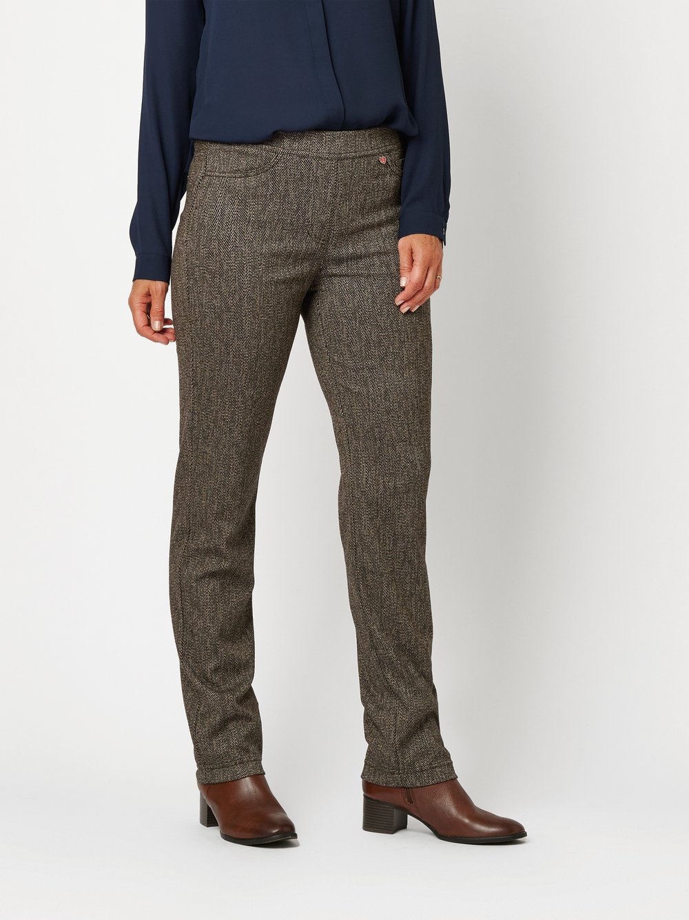 Damenhose Alice in Braun, Schlupfhose mit Fischgratmuster, Frontansicht am Model getragen