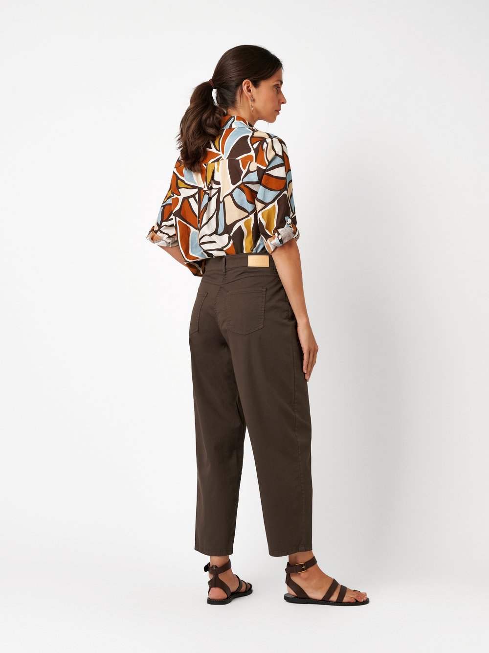 Damenhose Liv Barrel in dark brown, barrel-Fit Hose aus Sommertwill, Rueckansicht am Model getragen