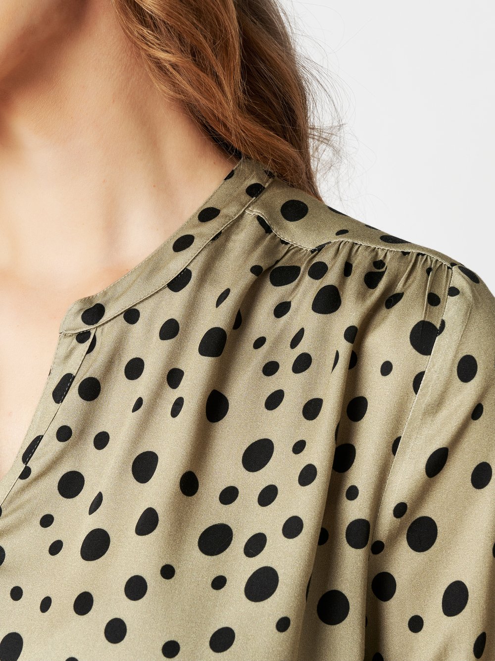 Bluse Bella khaki/black Detailansicht Bluse Bella khaki/black Detailansicht