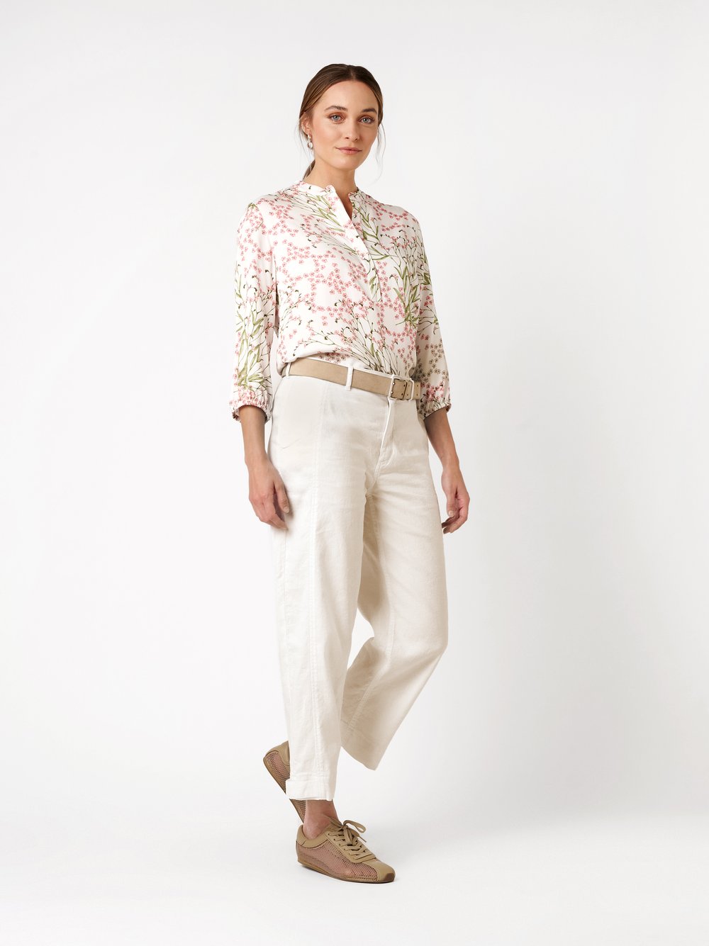 Damenjeans Liv Barrel in offwhite, Luftige Barrel-Fit Hose mit Schnallen, Outfitansicht am Model
