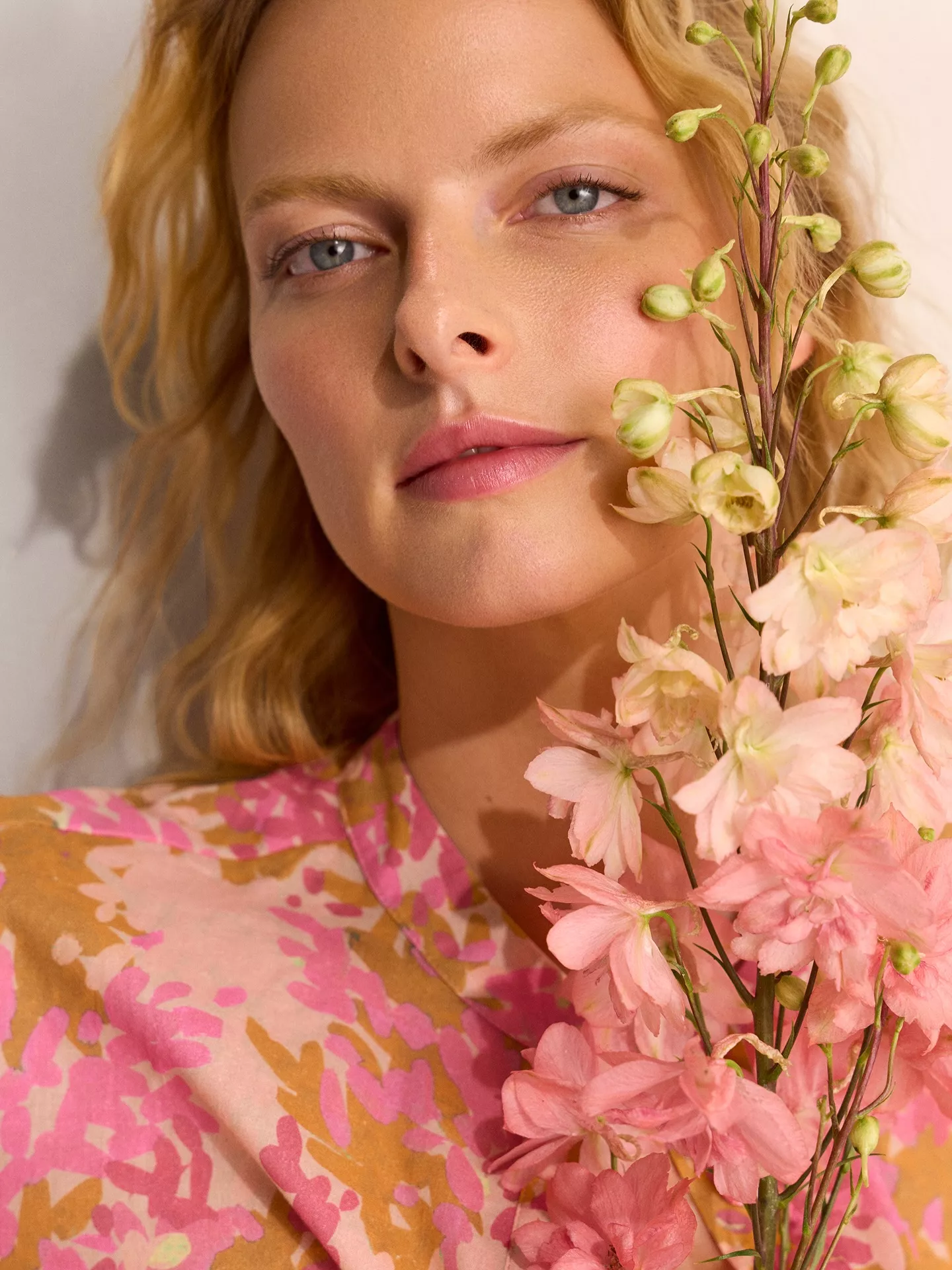 Jetzt wird’s blumig 🌸
Unsere Blütenregen-Aktion ist gestartet! Mit dem Code FLOWER20 sparst du 20 % auf alles, was blüht – und perfekt dazu passt.

Entdecke jetzt auf toni-fashion.de Looks, die sofort gute Laune machen.

#TONIFashion #Blütenregen
.
.
.
20 % Rabattcode für gekennzeichnete Produkte, einmalig pro Person und Bestellung einlösbar im Zeitraum vom 15.04.2026 bis 19.04.2026 auf www.toni-fashion.de. Nicht mit anderen Gutscheinen kombinierbar.