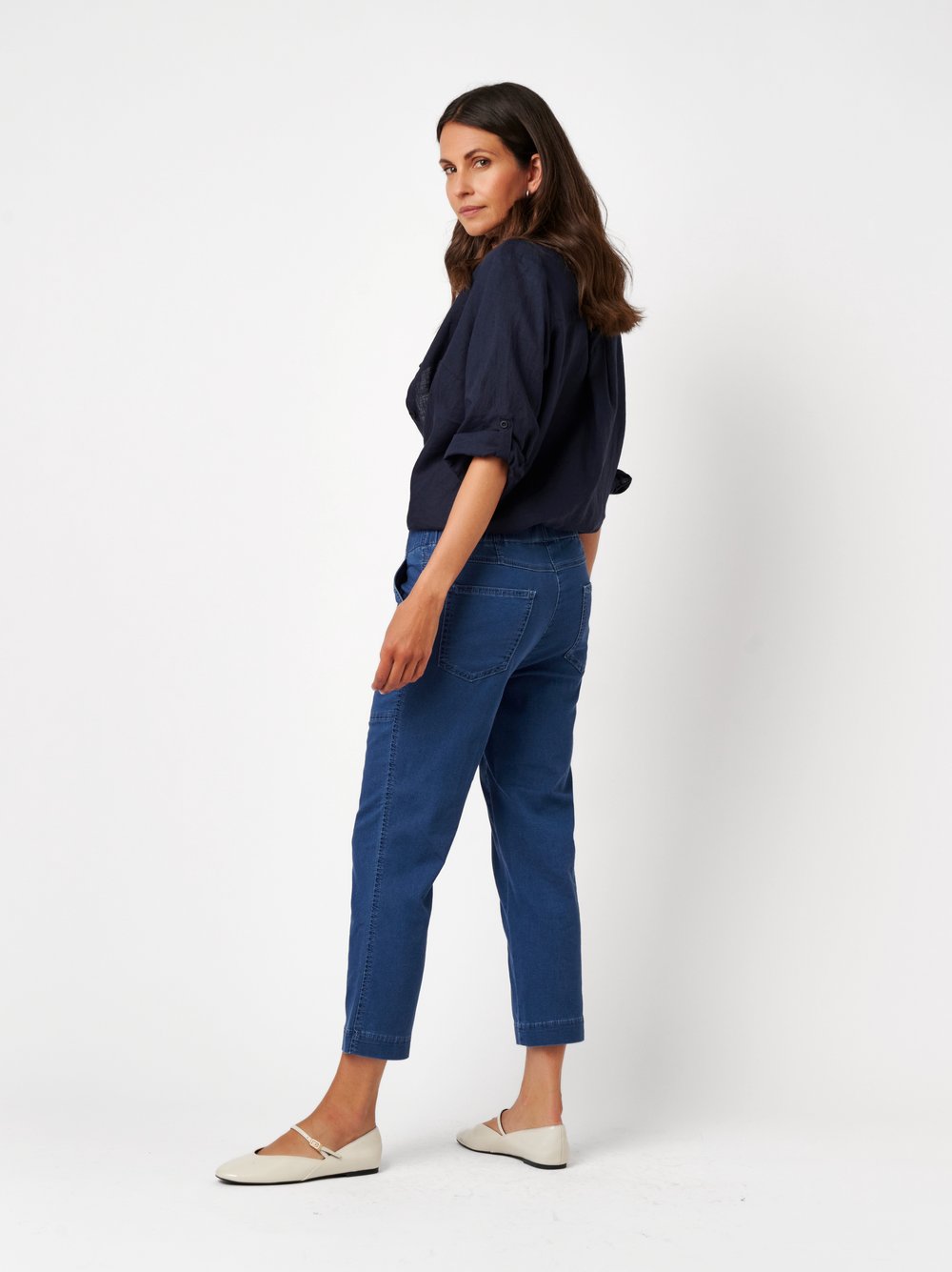 Damenhose Sue 3/4 in mid blue, Luftige 3/4-Jogpants mit Teilungsnaehten, Rueckansicht am Model getragen