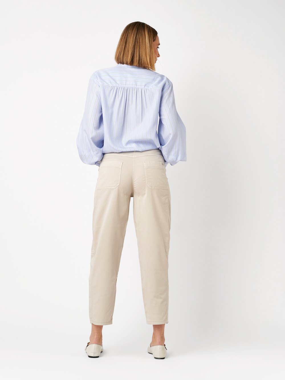 Damenhose Liv Barrel in stone, barrel-Fit Hose mit doppelter Seitennaht, Rueckansicht am Model getragen