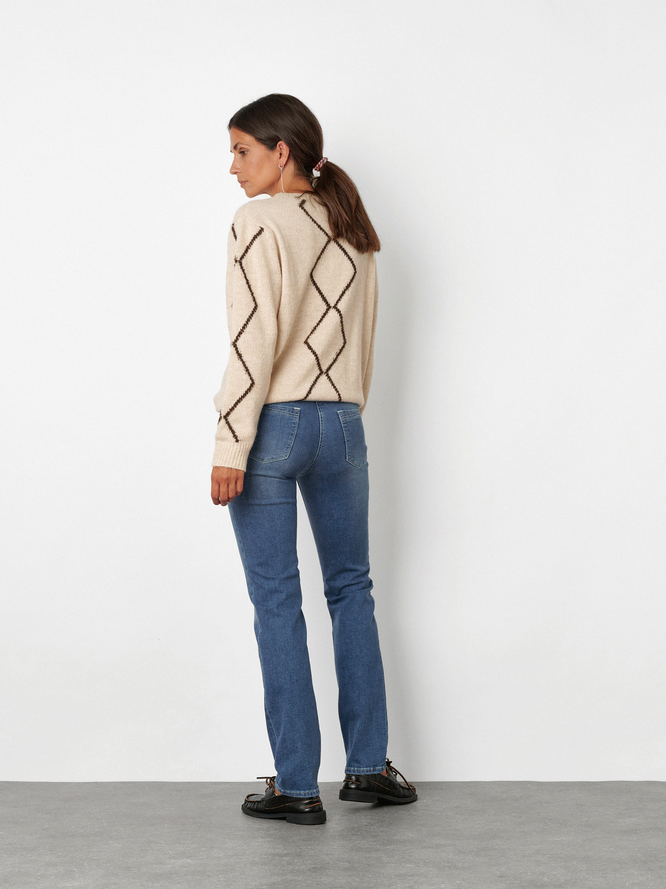 Damenjeans Perfect Shape Slim in mid blue, Slim-Fit Jeans mit Waschung, Rueckansicht am Model getragen