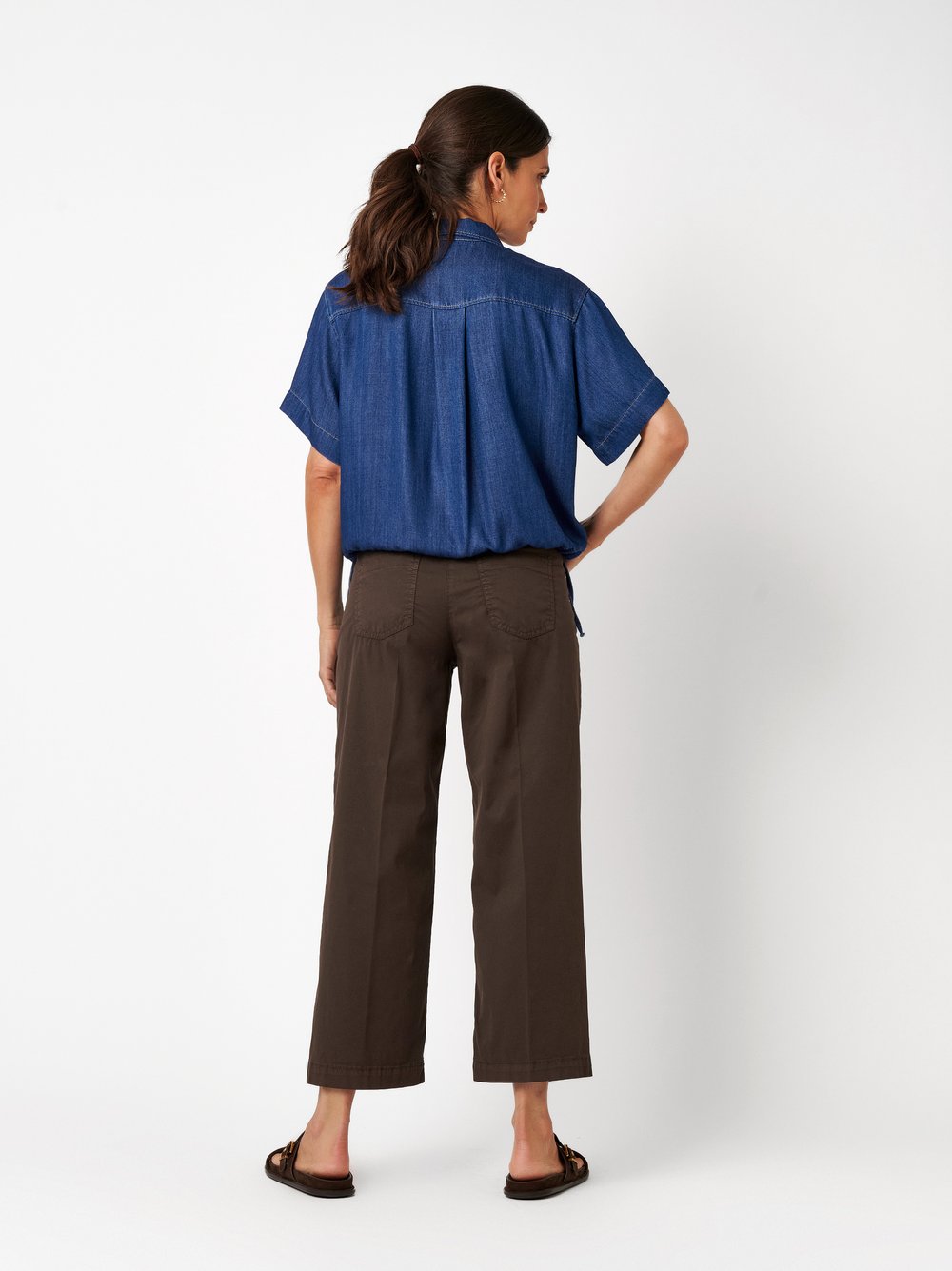 Damenhose Liv Wide 7/8 in dark brown, Weite 7/8-Hose aus Sommertwill, Rueckansicht am Model getragen