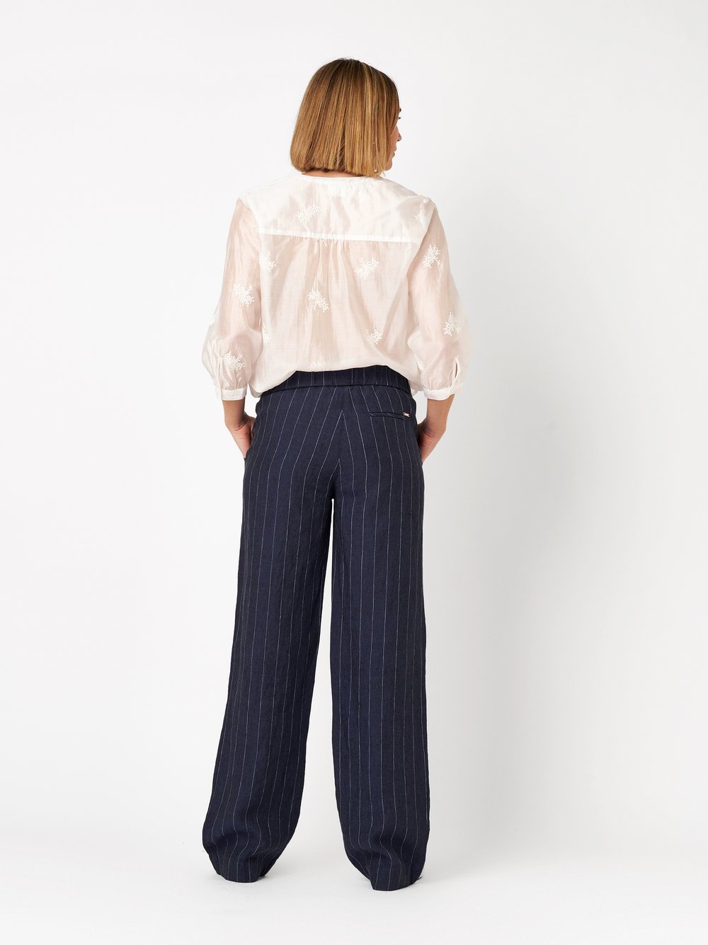 Damenhose Pia Wide in dark blue, Weite Leinenhose mit feinen Streifen, Rueckansicht am Model getragen