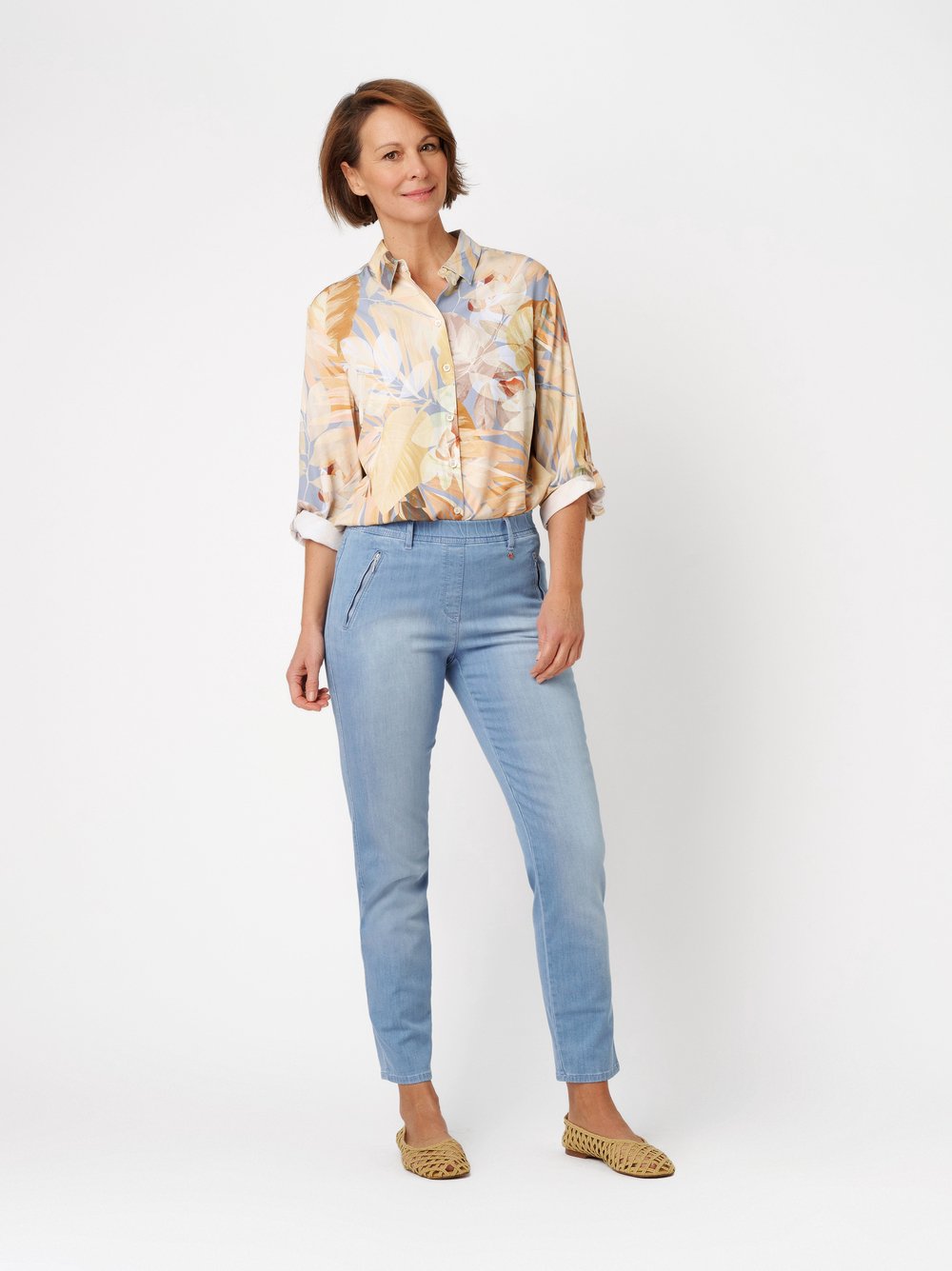 Damenjeans Alice Slim 7/8 in light blue, 7/8-Jeans mit Zippertaschen, Outfitansicht am Model