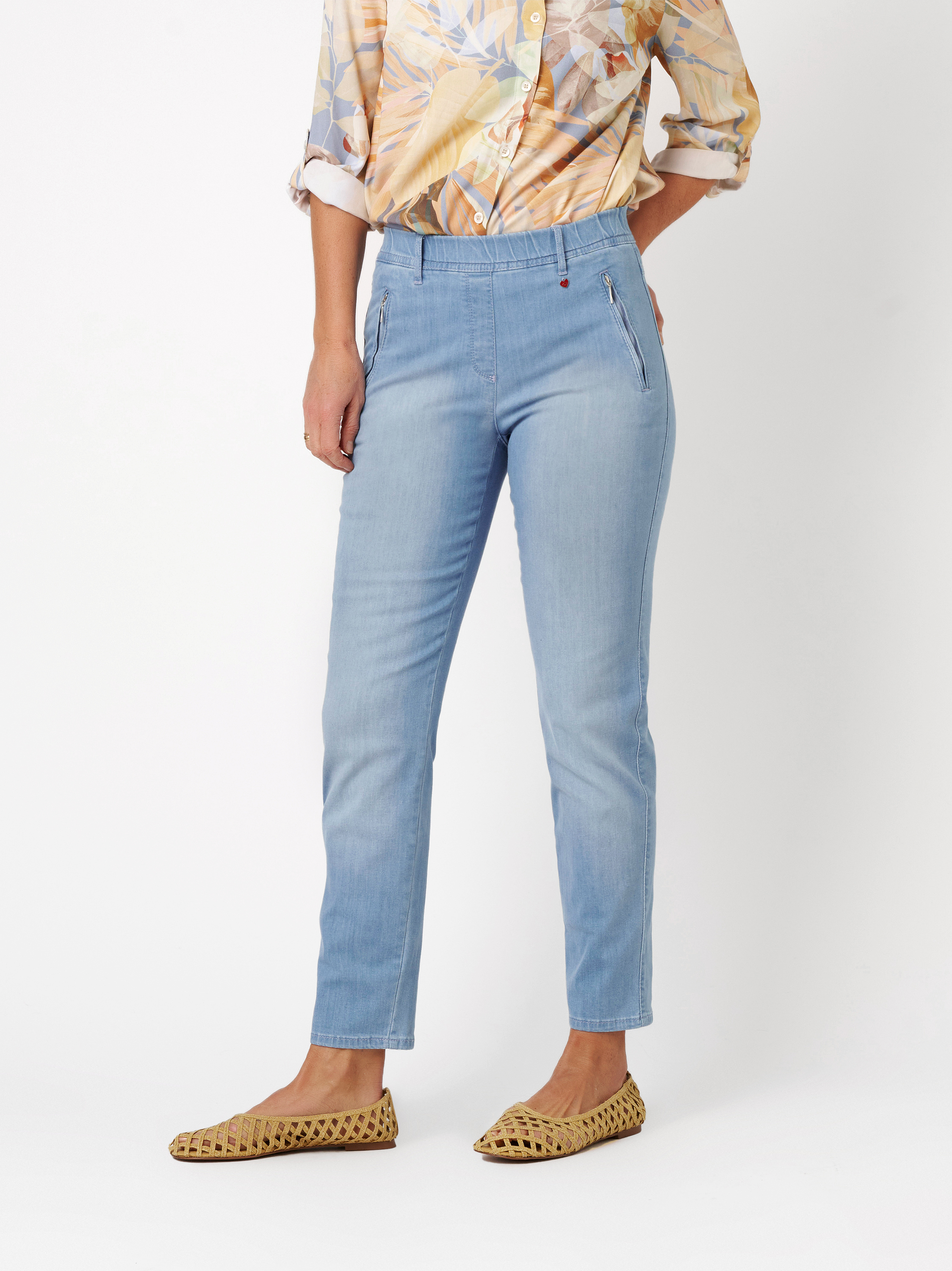 Damenjeans Alice Slim 7/8 in light blue, 7/8-Jeans mit Zippertaschen, Outfitansicht am Model