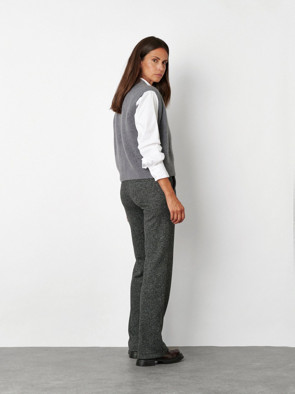 Womens trousers Jenny Wide in Anthracite, wide leg trousers in a melange look, back view worn by model