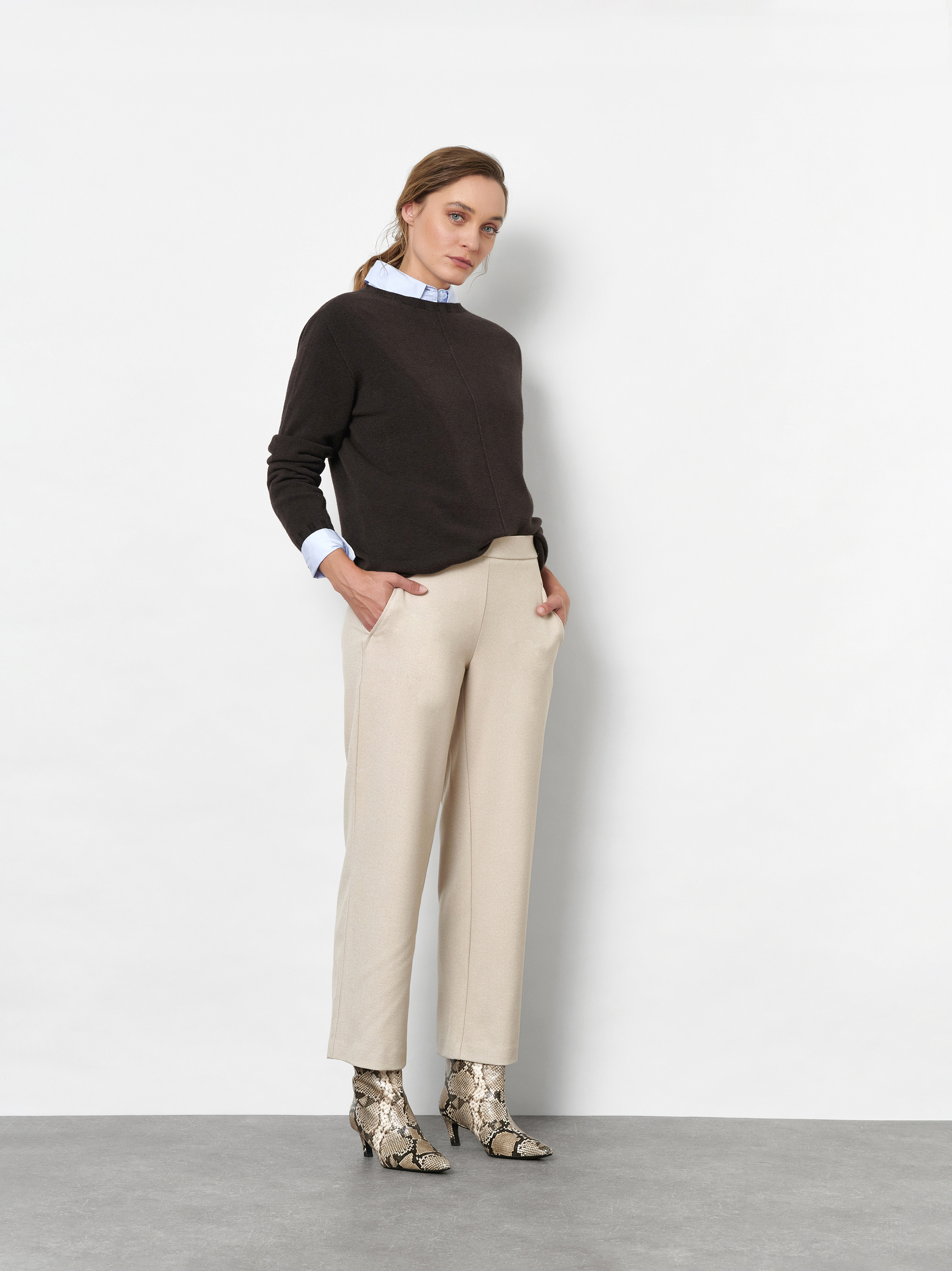 Damenhose Sue 7/8 in Creme, Weite 7/8-Hose aus Gabardine, Outfitansicht am Model