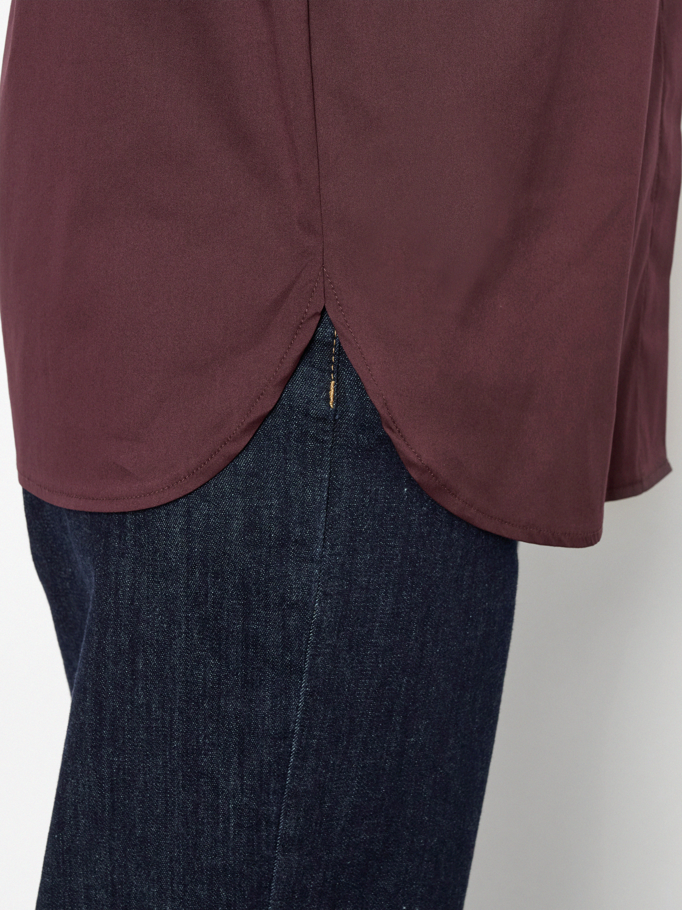 Damenbluse Charly in Bordeaux, Hemdbluse mit schraeger Brusttasche, zweite Detailansicht
