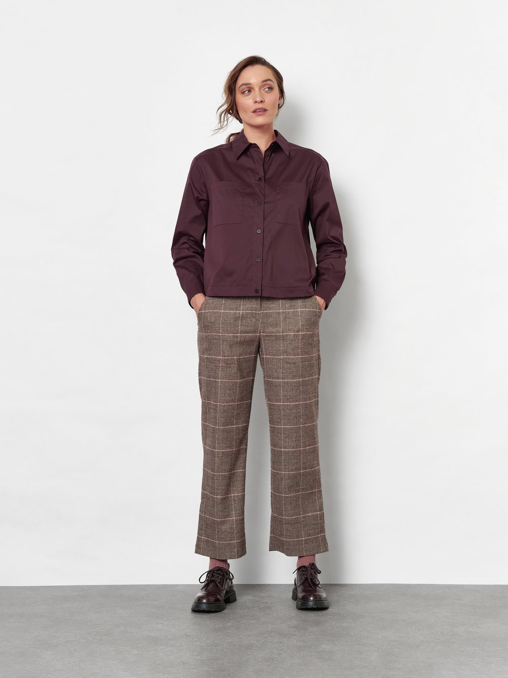 Damenbluse Clyde in Bordeaux, boxy-Cut Bluse mit Brusttaschen, Outfitansicht am Model