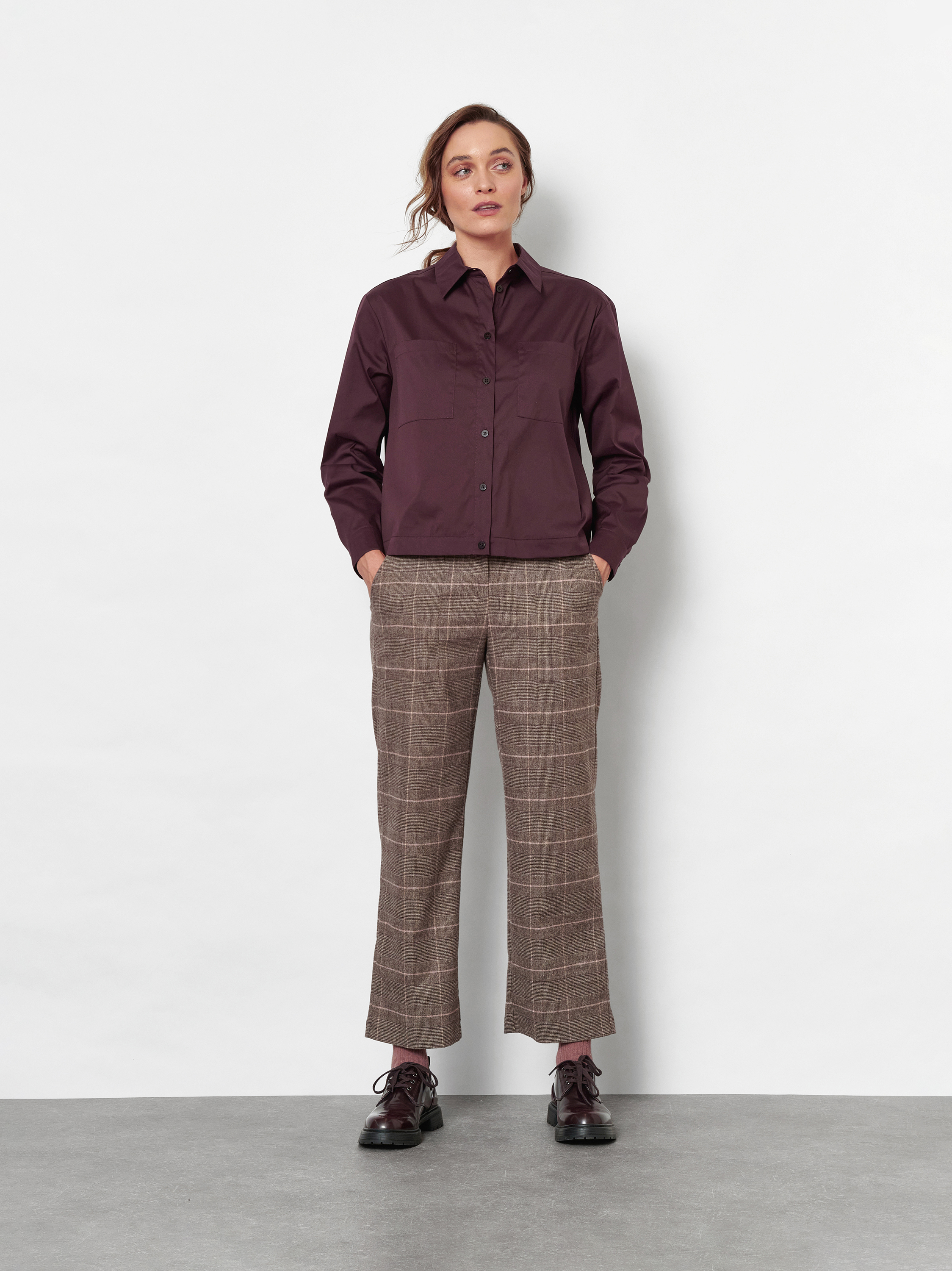 Damenbluse Clyde in Bordeaux, boxy-Cut Bluse mit Brusttaschen, Outfitansicht am Model