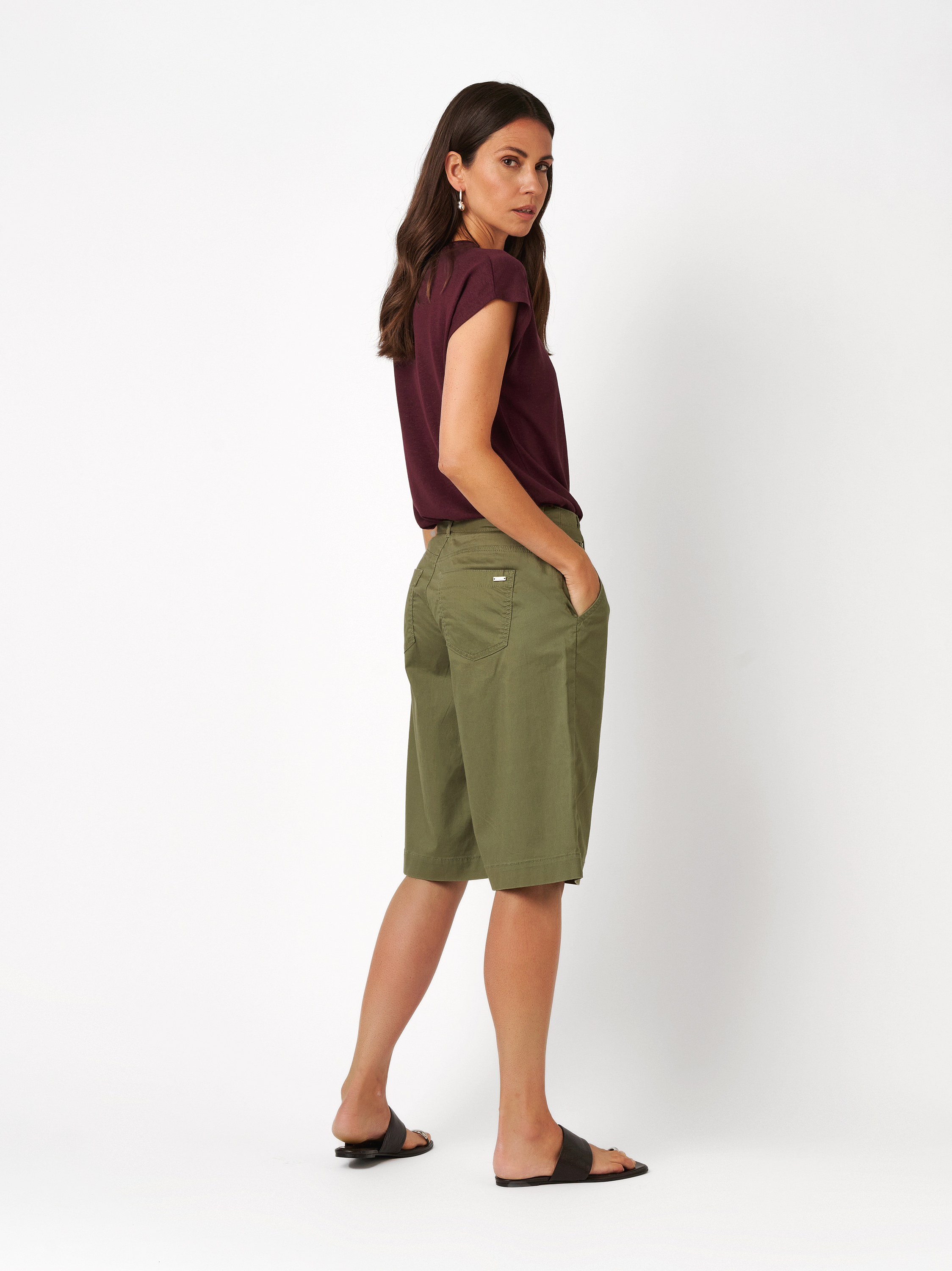 Damenshorts Liv Bermuda in khaki, Weite Bermuda mit Guertel, Rueckansicht am Model getragen