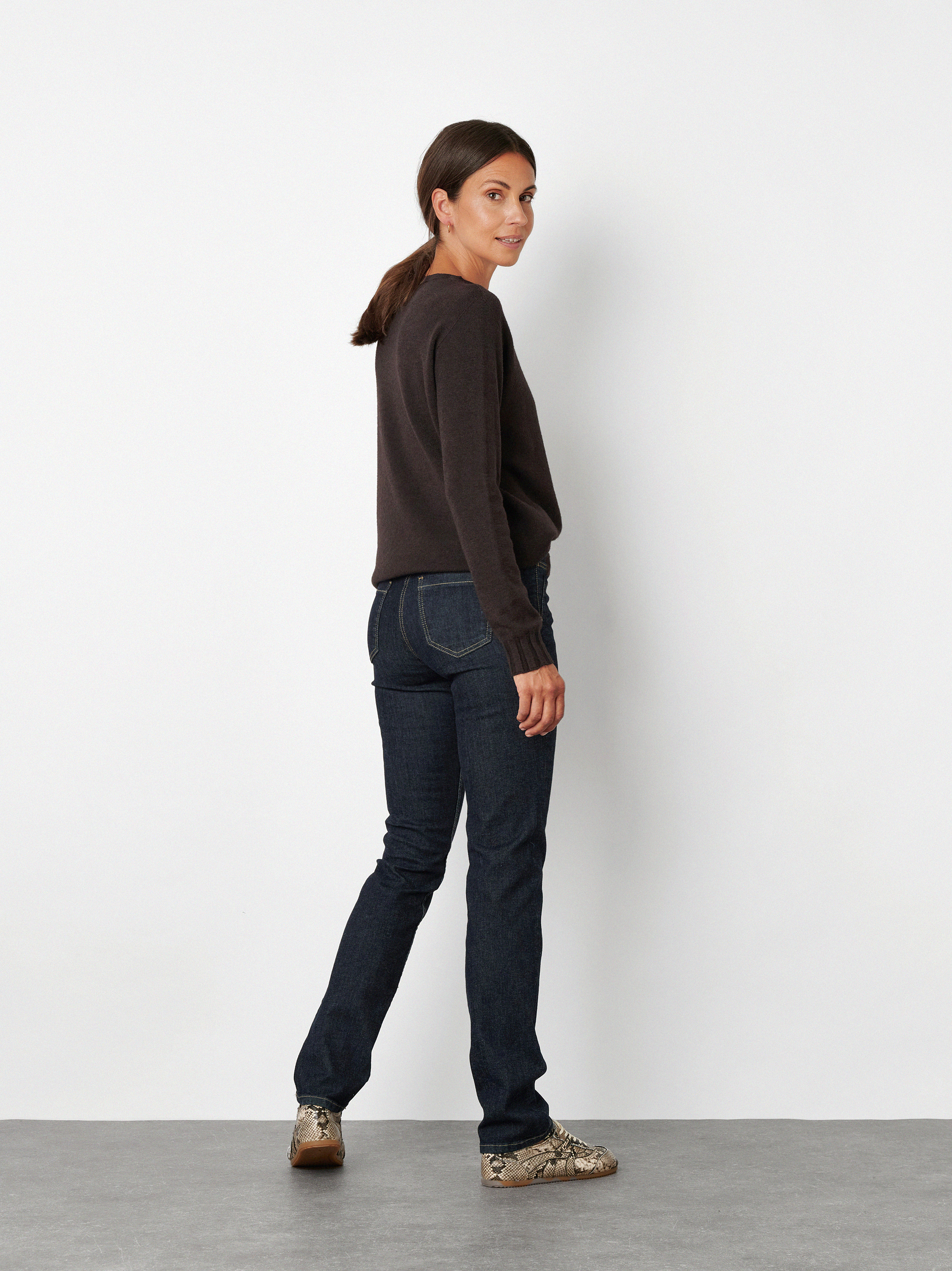 Damenjeans Be Loved in dark blue, High Waist Jeans, Rueckansicht am Model getragen