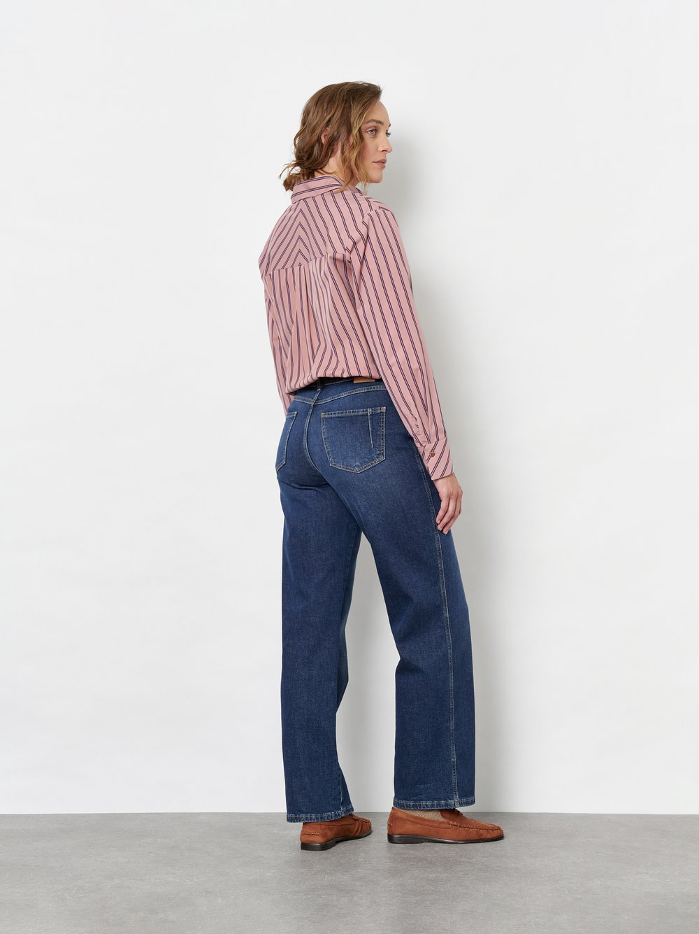 Damenbluse Clyde in Rose/Blau, Gestreiftes Hemd aus Baumwolle, Rueckansicht am Model getragen