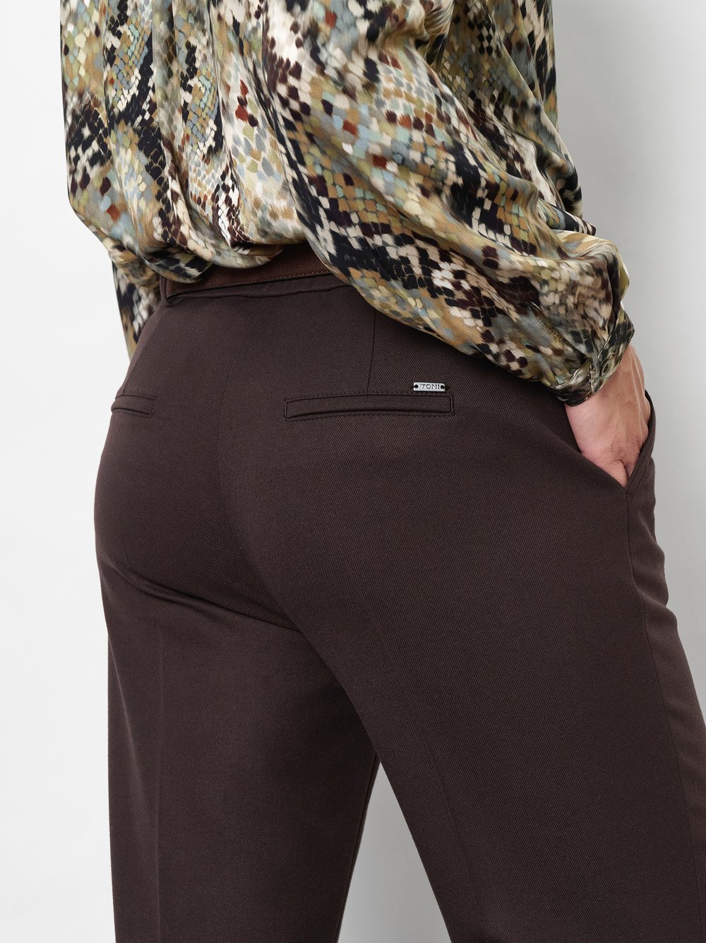 Damenhose Jenny Wide in Dunkelbraun, wide-Leg Hose aus fliessendem Gabardine, Detailansicht