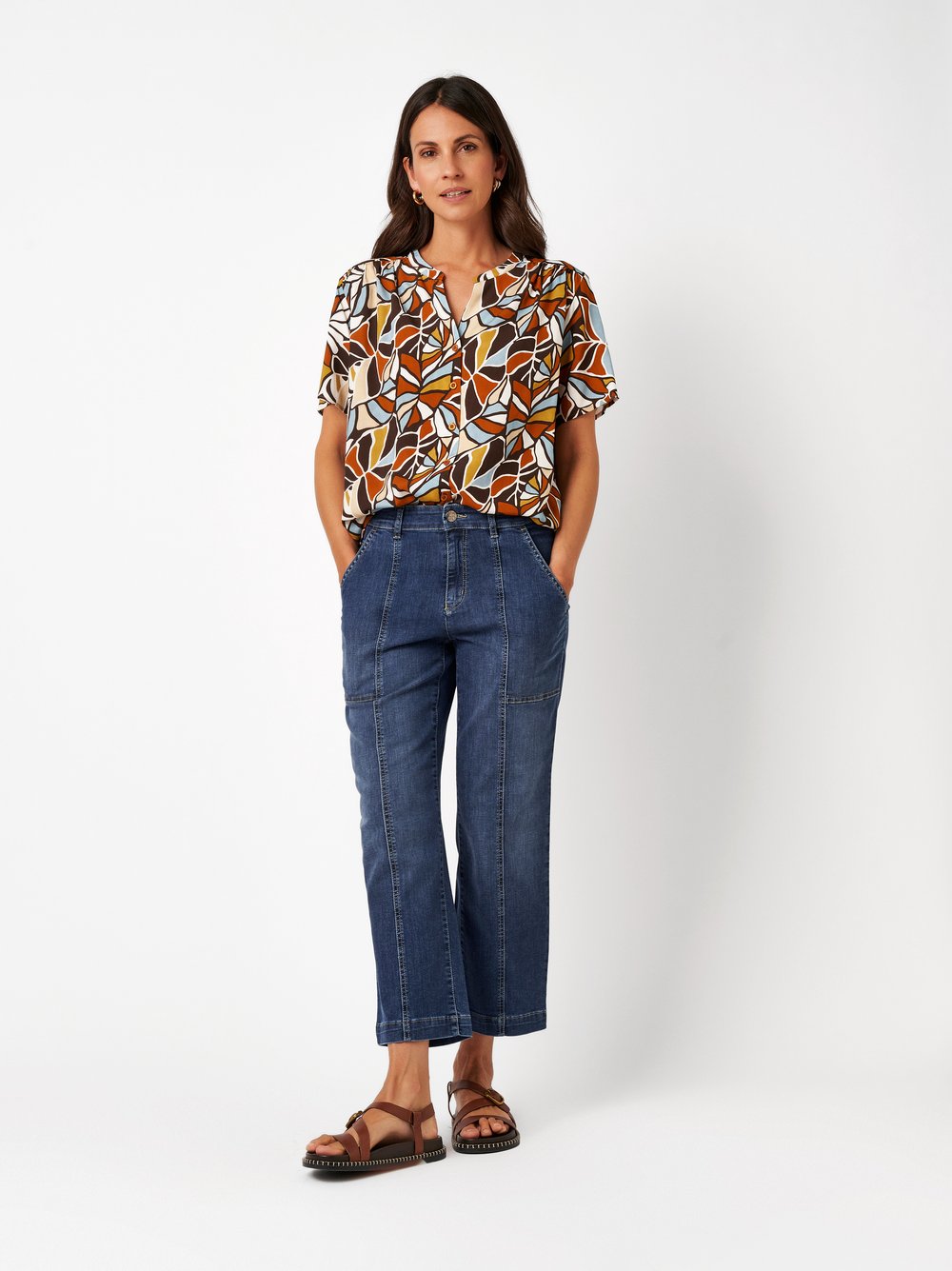 Damenjeans Liv 7/8 in mid blue, 7/8-Jeans mit markanten Teilungsnaehten, Outfitansicht am Model