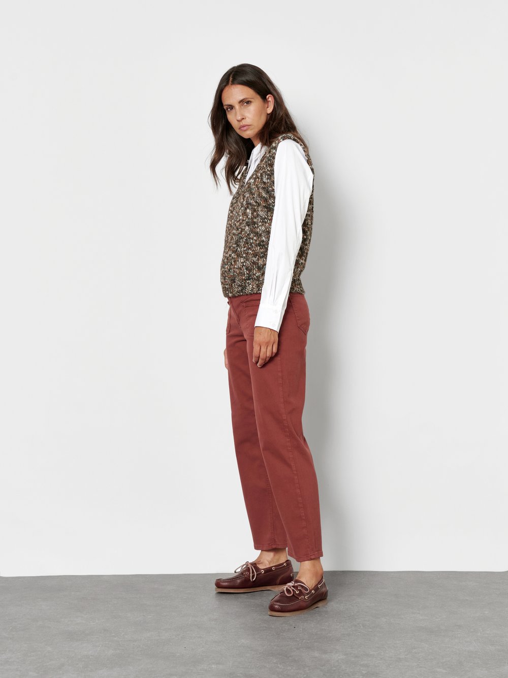 Damenjeans Liv Wide 7/8 in Rot, 7/8 Wide-Leg Jeans mit grafischen Fronttaschen, Frontansicht am Model getragen