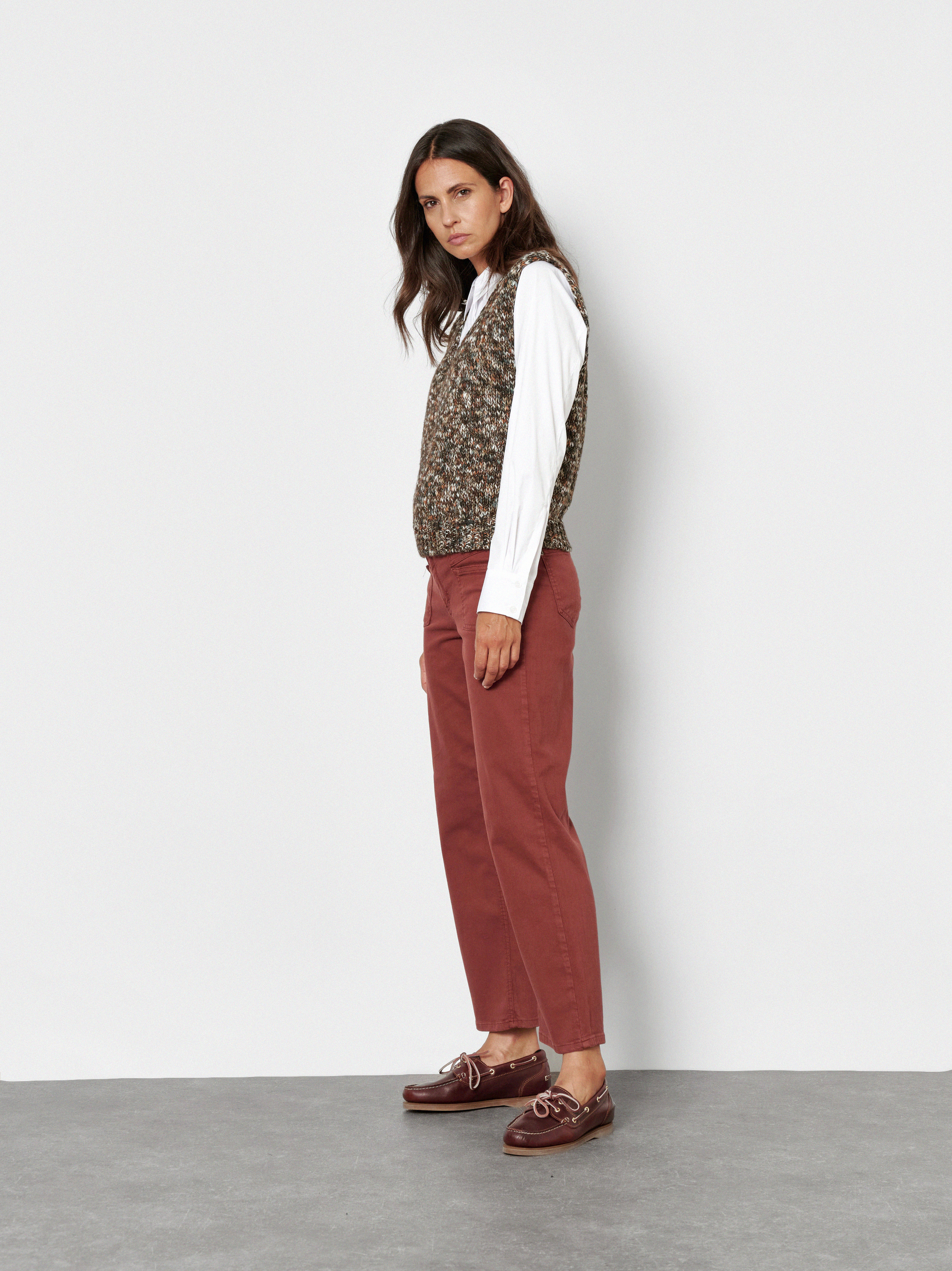 Damenjeans Liv Wide 7/8 in Rot, 7/8 Wide-Leg Jeans mit grafischen Fronttaschen, Frontansicht am Model getragen