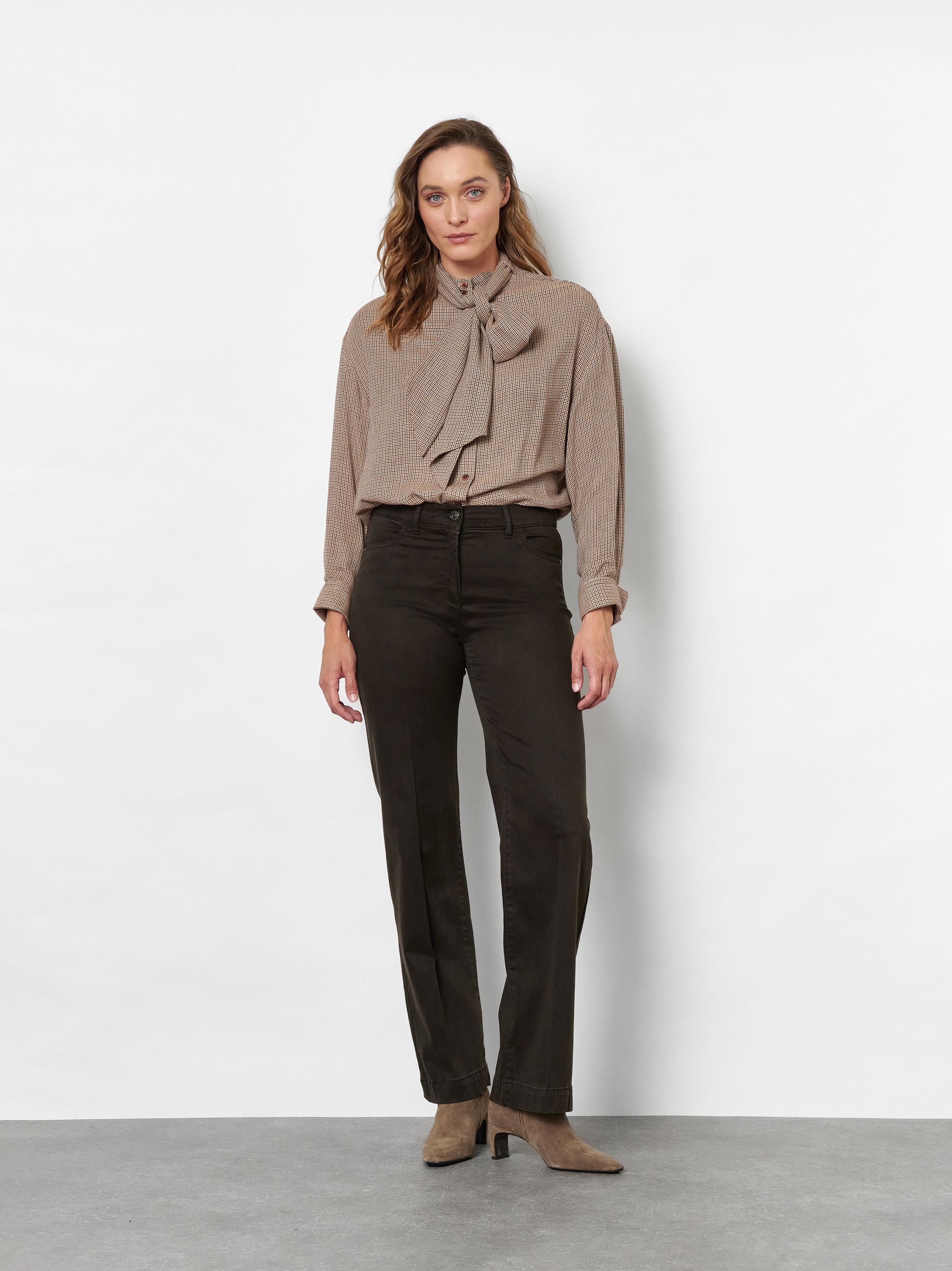 Damenhose Jenny Wide in Dunkelbraun, wide-Leg Hose aus Baumwollsatin, Outfitansicht am Model