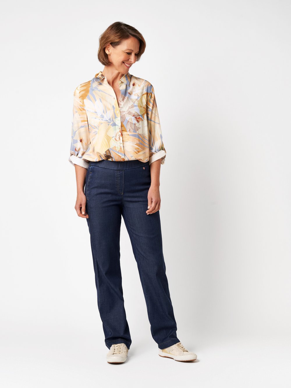 Damenjeans Scarlet Wide in blue, Figurumspielende Sommerjeans, Outfitansicht am Model