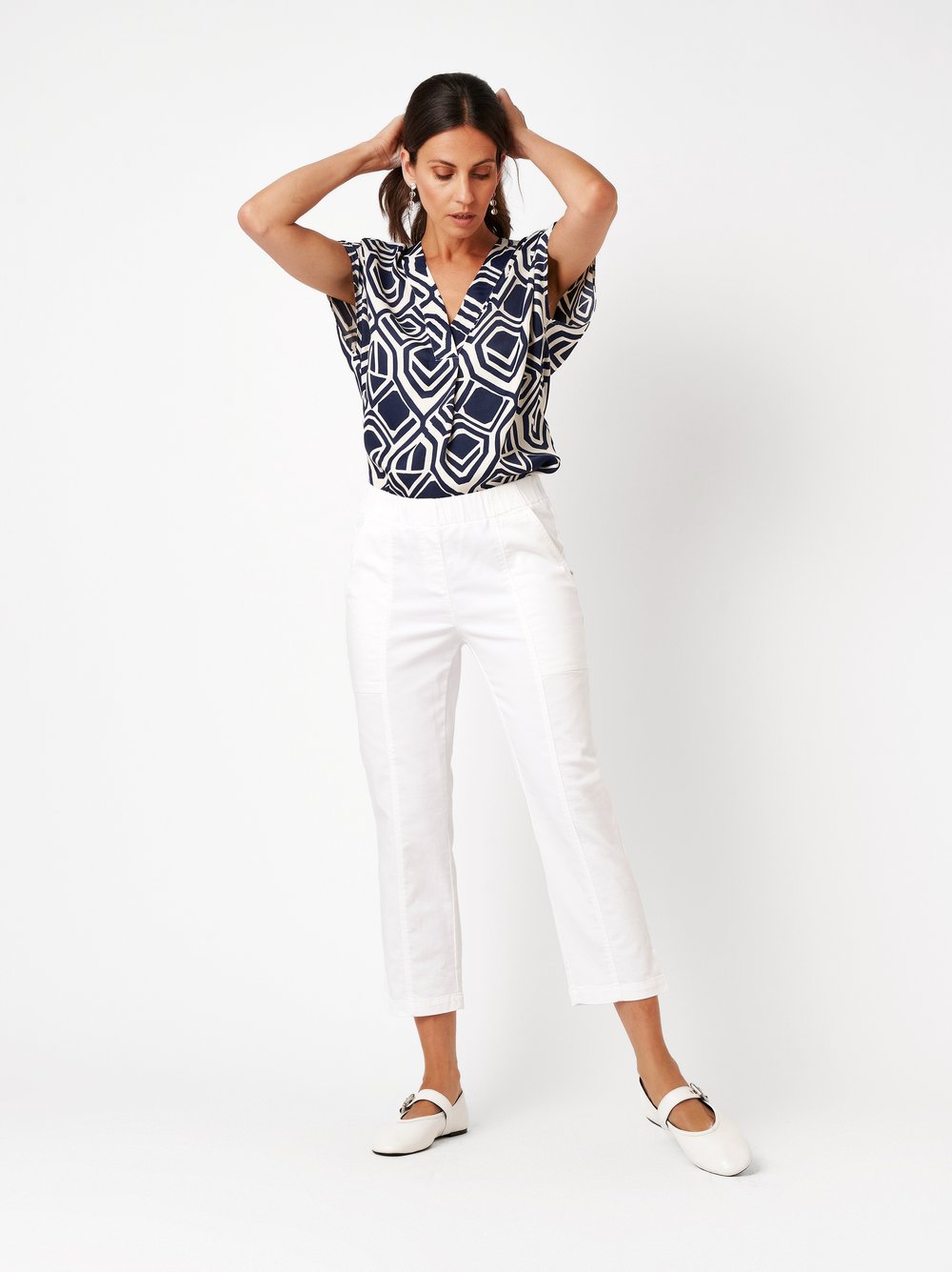 Damenhose Sue 3/4 in white, Luftige 3/4-Jogpants mit Teilungsnaehten, Outfitansicht am Model