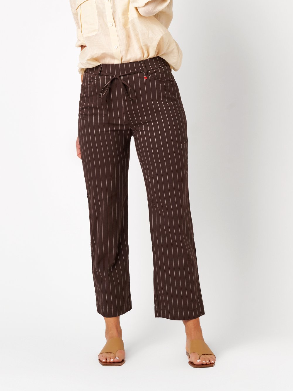 Damenhose Scarlet 3/4 in dark brown, Entspannte 3/4-Hose mit Streifen, Frontansicht am Model getragen
