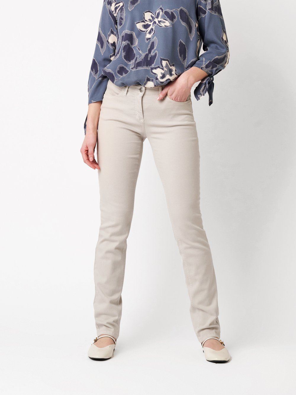 Damenjeans Perfect Shape Slim in light grey, Slim-Fit Jeans aus Colour Denim, Frontansicht am Model getragen