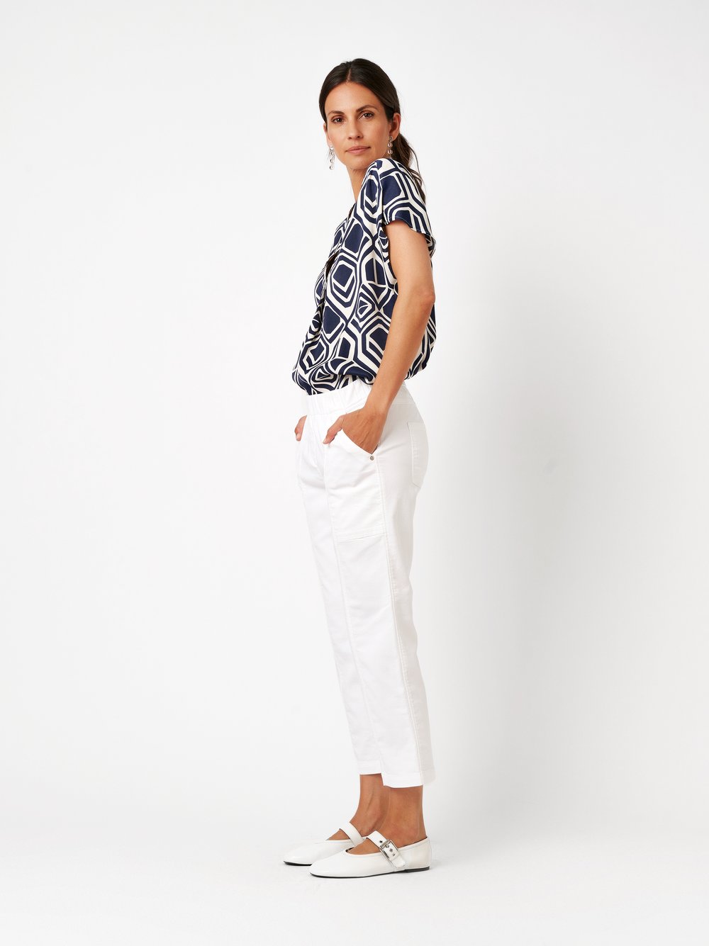 Damenhose Sue 3/4 in white, Luftige 3/4-Jogpants mit Teilungsnaehten, Frontansicht am Model getragen